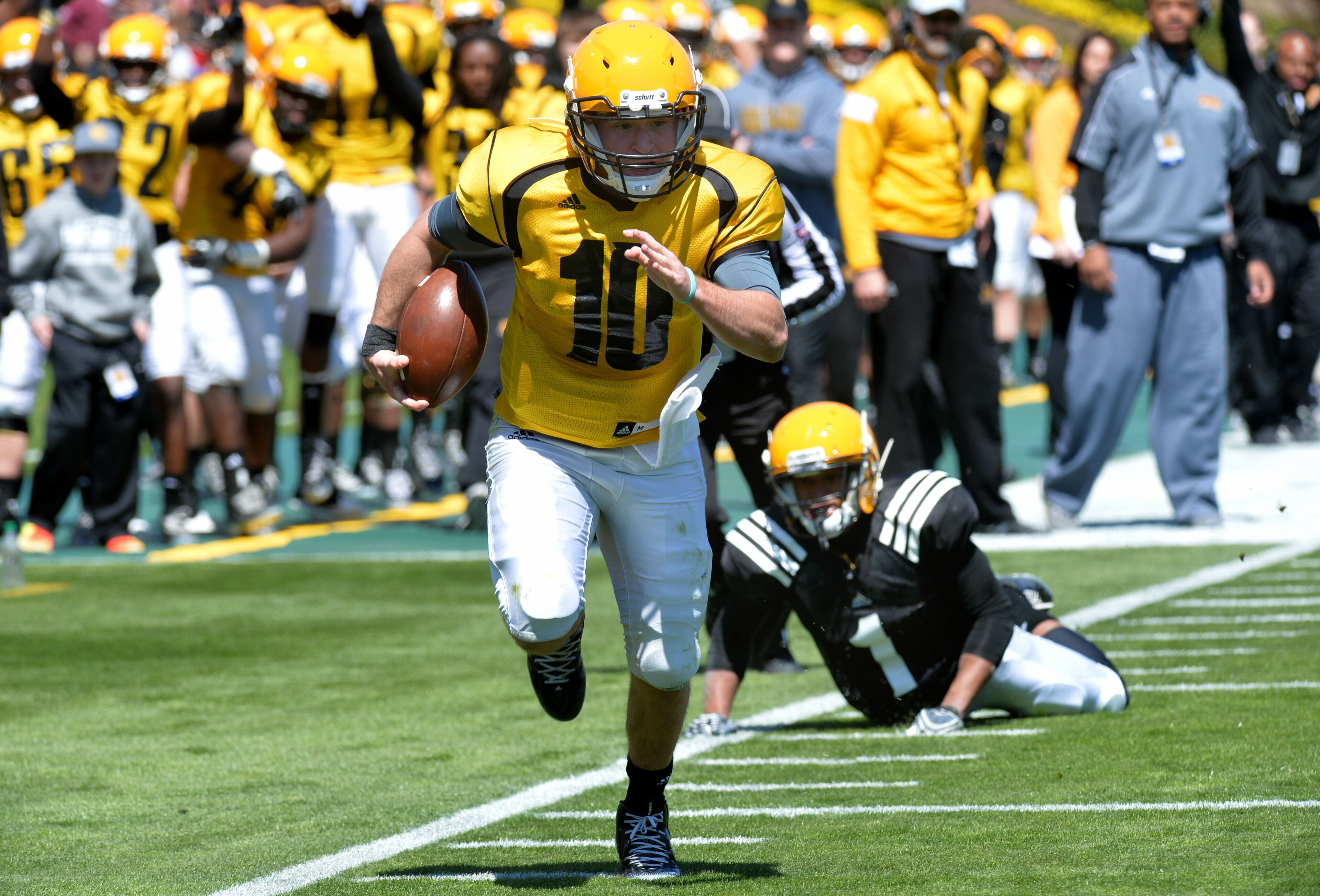 Trey White (10) sprints down the sideline for a touchdown. HYOSUB SHIN / HSHIN@AJC.COM