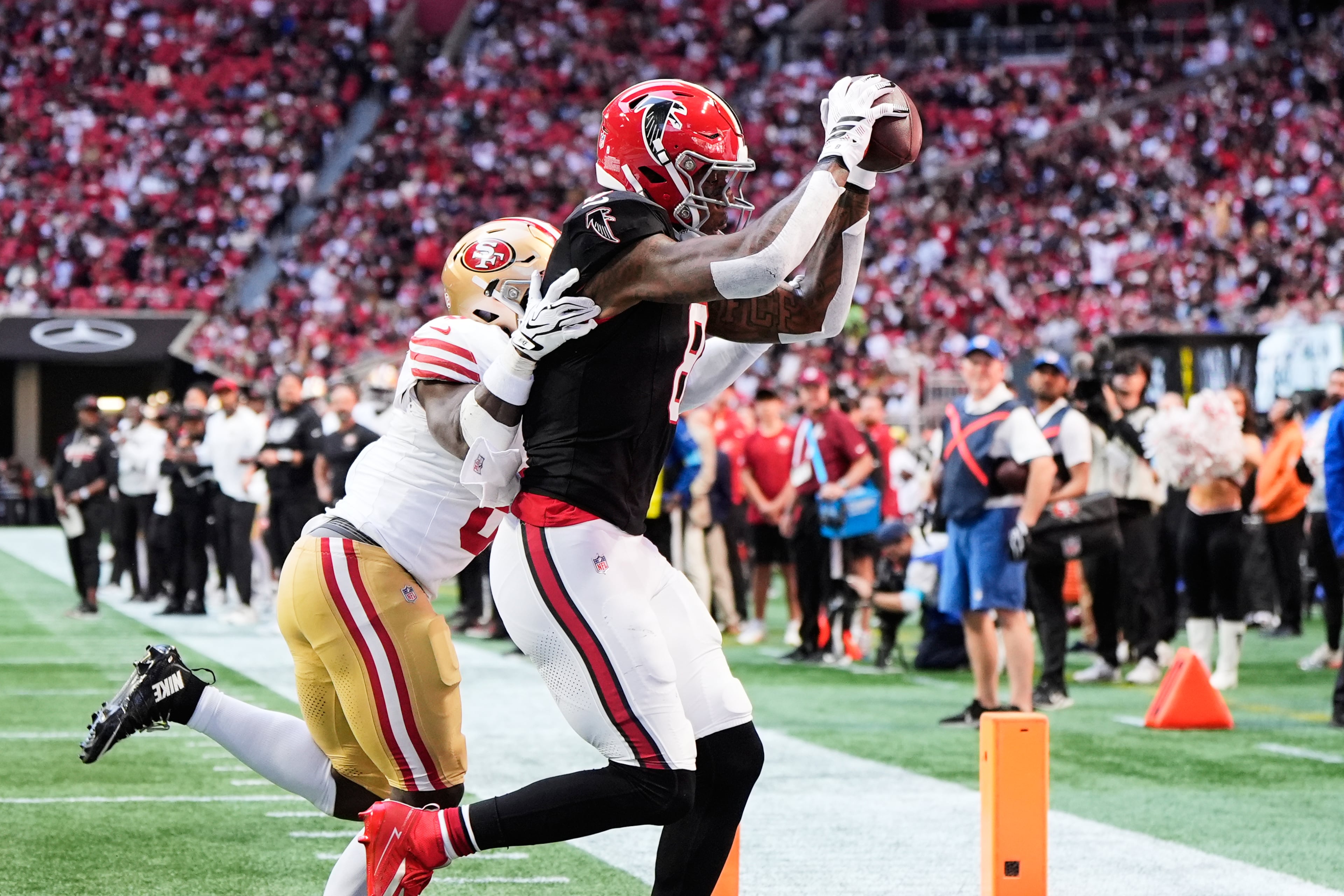 Atlanta Falcons tight end Kyle Pitts Sr. (8) catches a touchdown pass in front of San Francisco 49ers' Malik Mustapha, rear, during the second half of an NFL football game in Atlanta, Sunday, Oct. 25, 2026. (AP Photo/Mike Stewart)