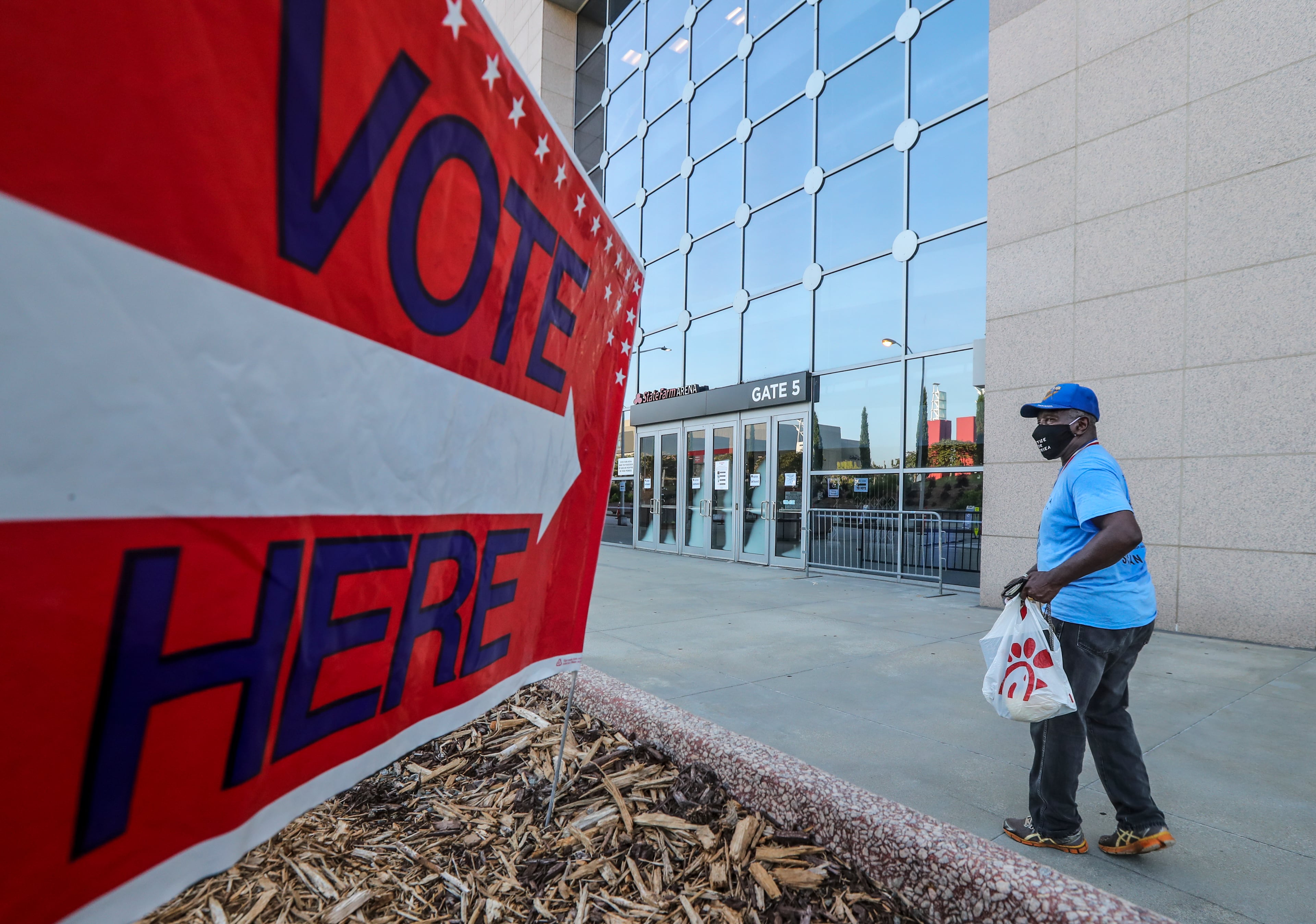 Georgia's secretary of state's office has set up a website to hire poll workers after many quit because of concerns about the coronavirus. JOHN SPINK/JSPINK@AJC.COM