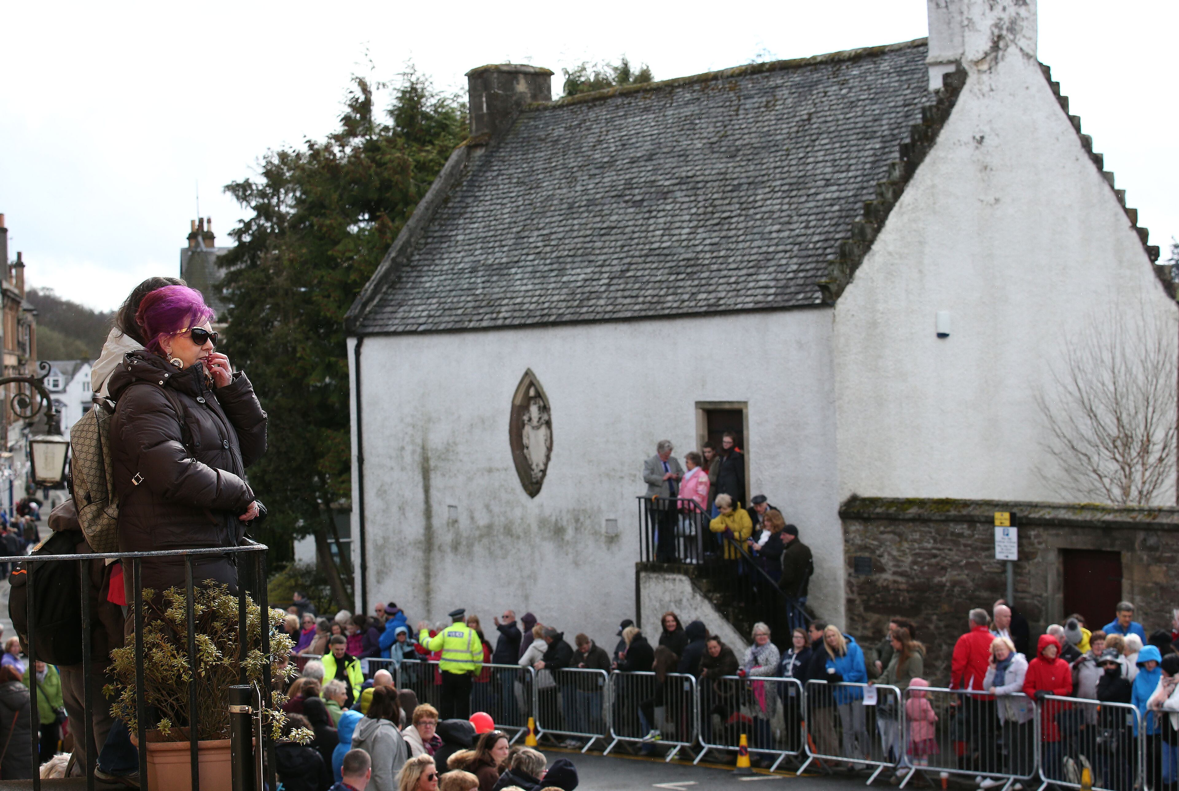 People gather in Dunblane, Scotland, ahead of the wedding of British tennis number one Andy Murray to his long-term girlfriend Kim Sears at Dunblane Cathedral in his home town later Saturday, April 11, 2015. (AP Photo/PA, Andrew Milligan) UNITED KINGDOM OUT NO SALES NO ARCHIVE