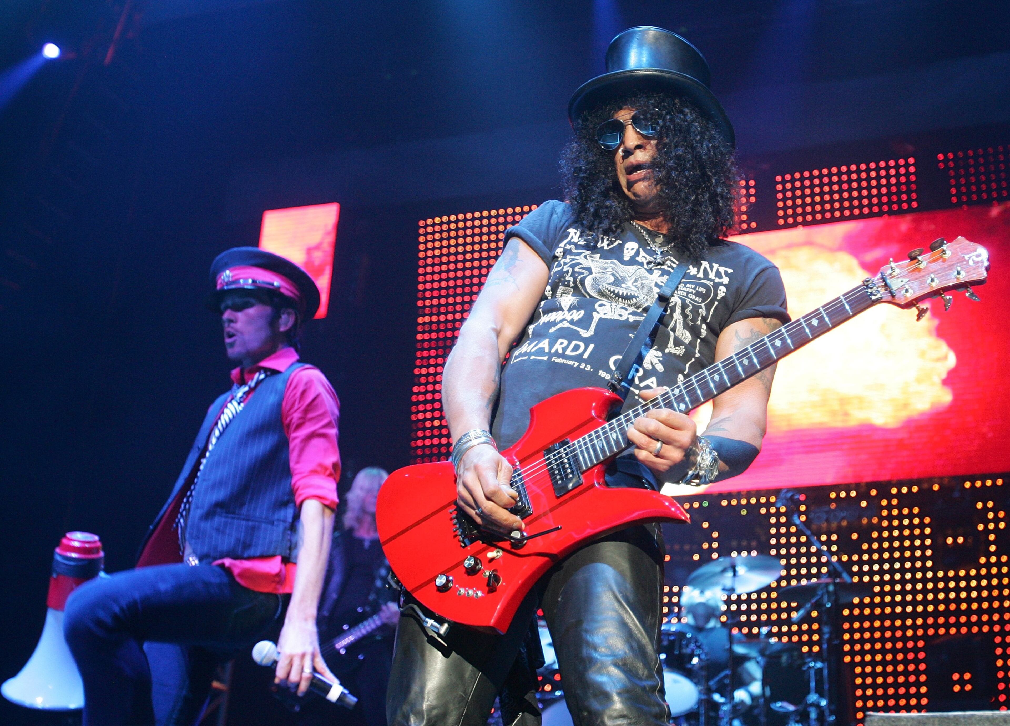 LAS VEGAS - SEPTEMBER 21: Velvet Revolver singer Scott Weiland (L) and guitarist Slash perform at the Mandalay Bay Events Center September 21, 2007 in Las Vegas, Nevada. The rock band is touring in support of the new album, "Libertad." (Photo by Ethan Miller/Getty Images)