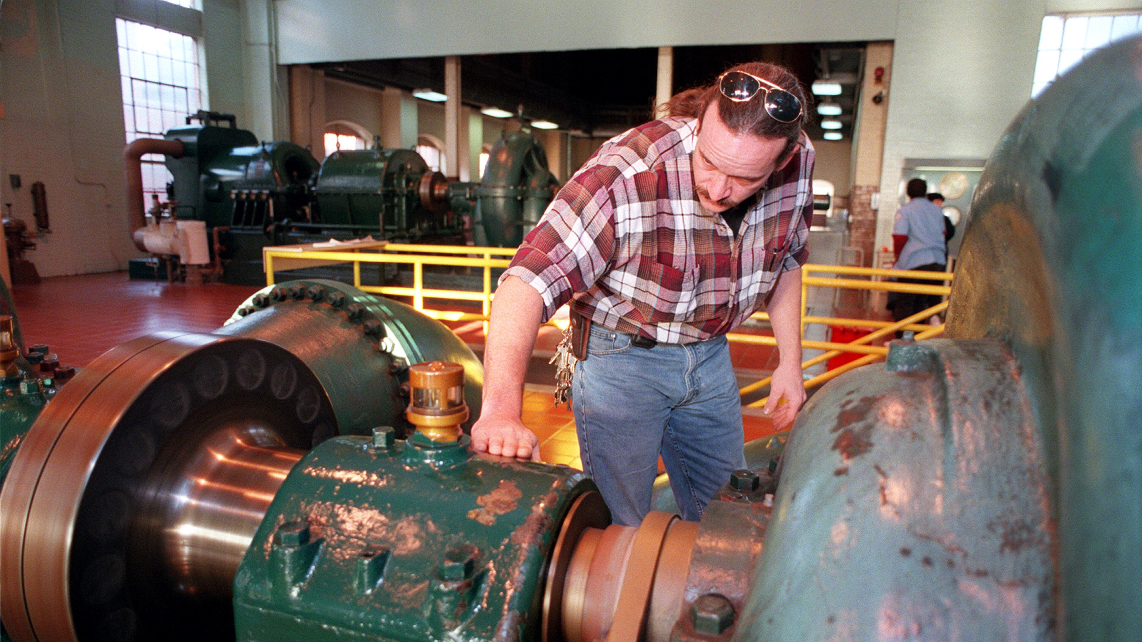 981230 ATLANTA: David Kinsey (CQ), an Atlanta Water Works Plant Supervisor, is a second generation water worker and is responsible for the 2,000 hp turbine operation, shown at the Atlanta Water Works' Northside Drive water plant Wednesday 12/30/98. The water operation will soon be handled by United Water Works, ending a 100-year tradition early in 1999. (DAVID TULIS/Staff)