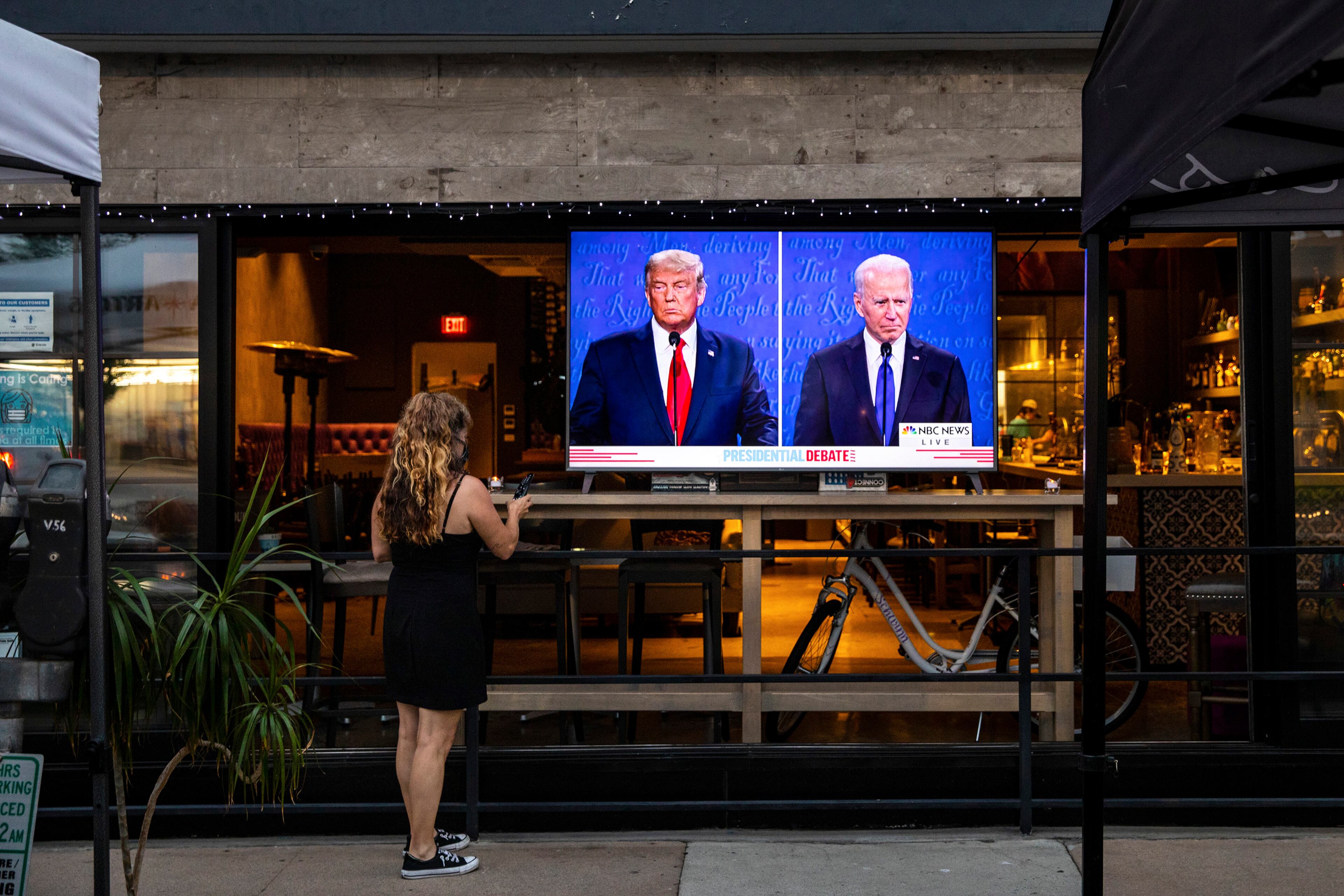 A waitress turns up the volume during a 2020 debate between Republican President Donald J. Trump and Democrat Joe Biden at a restaurant in Hermosa Beach, California. Many Georgia voters say they dread a rematch between the two this year. (Jay L. Clendenin/Los Angeles Times/TNS)