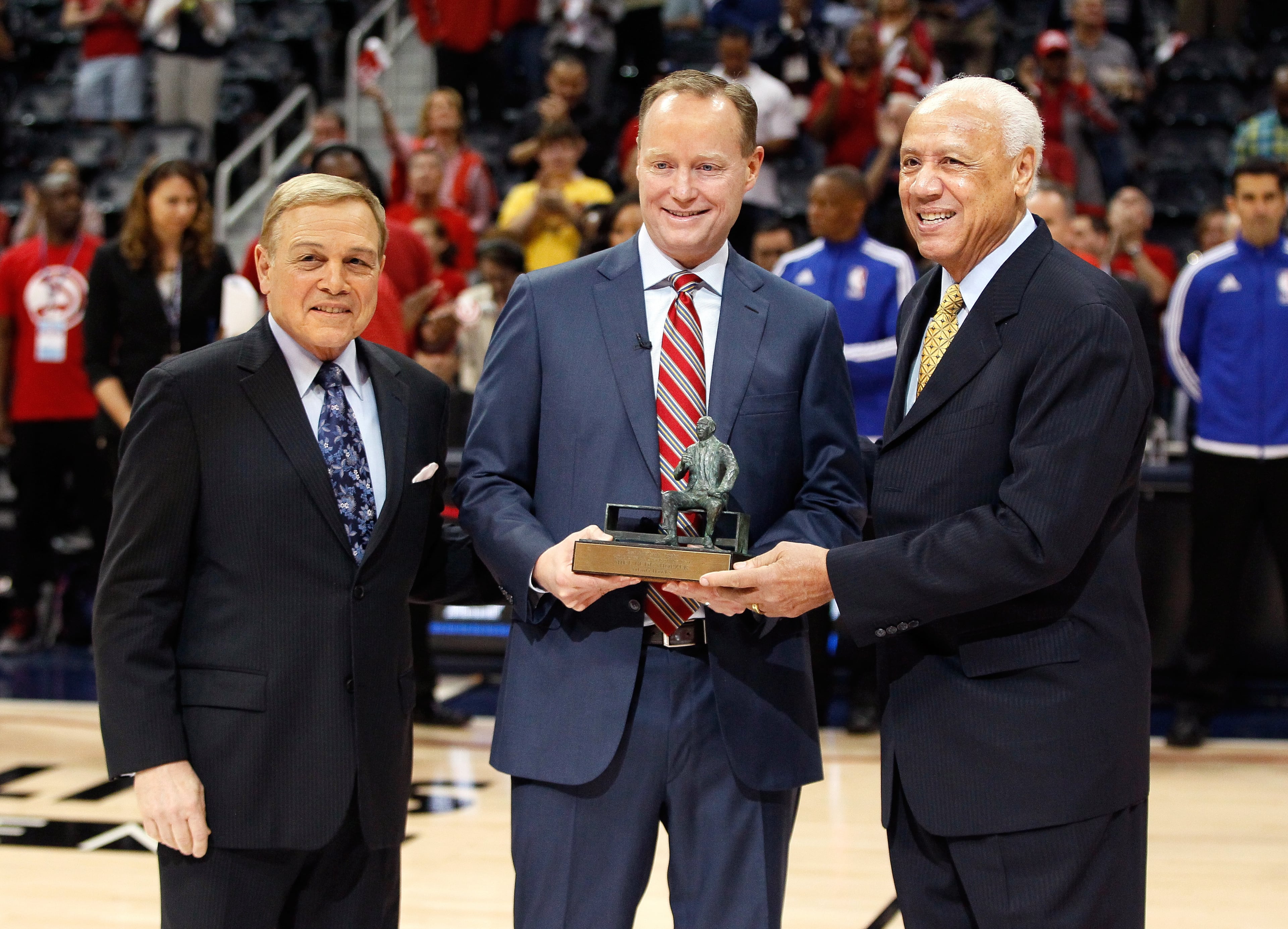 Mike Fratello (left) was on hand along with Lenny Wilkens (right) as the Hawks' Mike Budenholzer accepted the 2014-15 NBA Coach of the Year Award on April 22, 2015. (Photo by Kevin C. Cox/Getty Images)