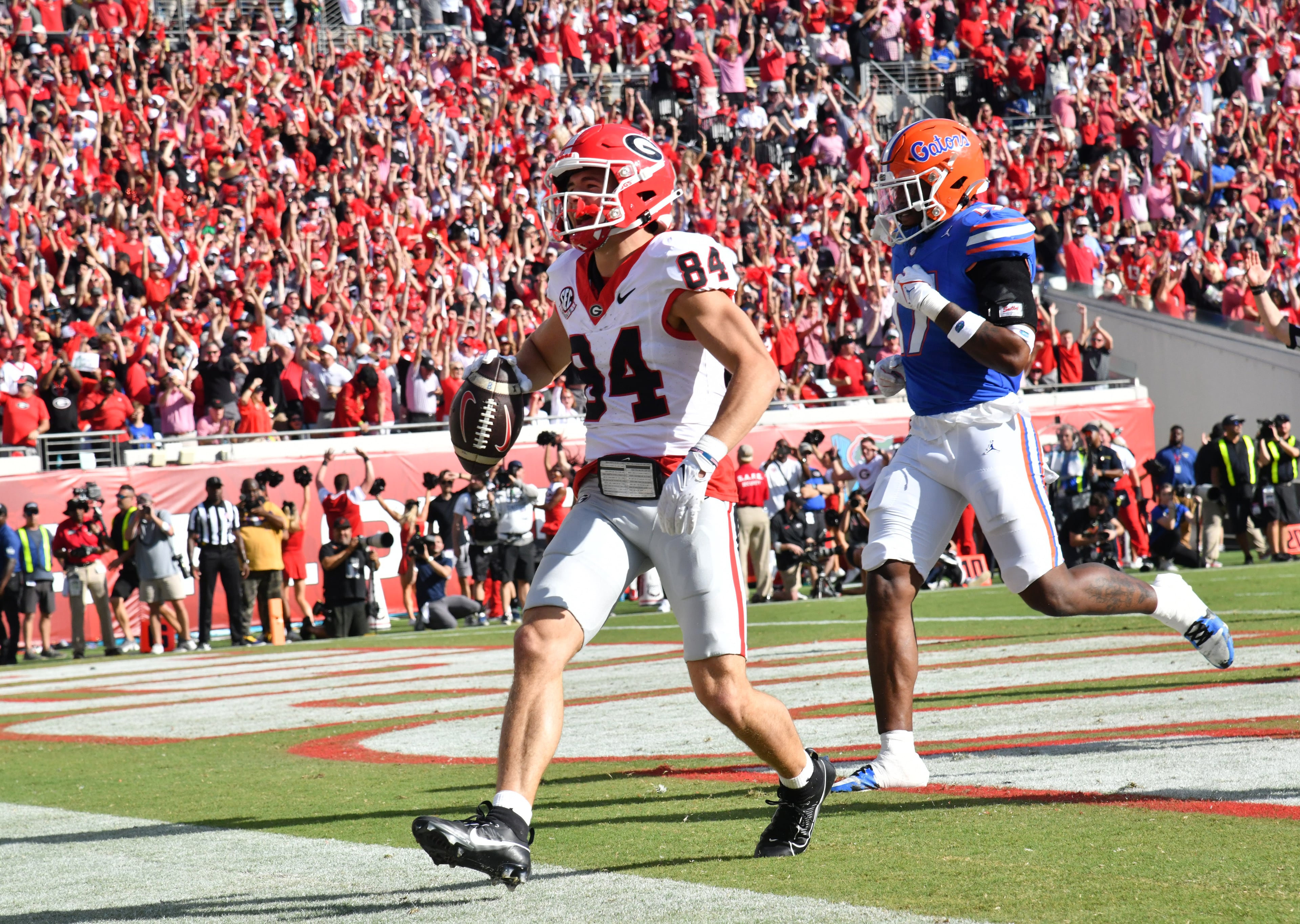 Georgia wide receiver Ladd McConkey (84) scores a touchdown during the first half in an NCAA football game at EverBank Stadium, Saturday, October 28, 2023, in Jacksonville, FL. Georgia won 43-20. (Hyosub Shin / Hyosub.Shin@ajc.com)