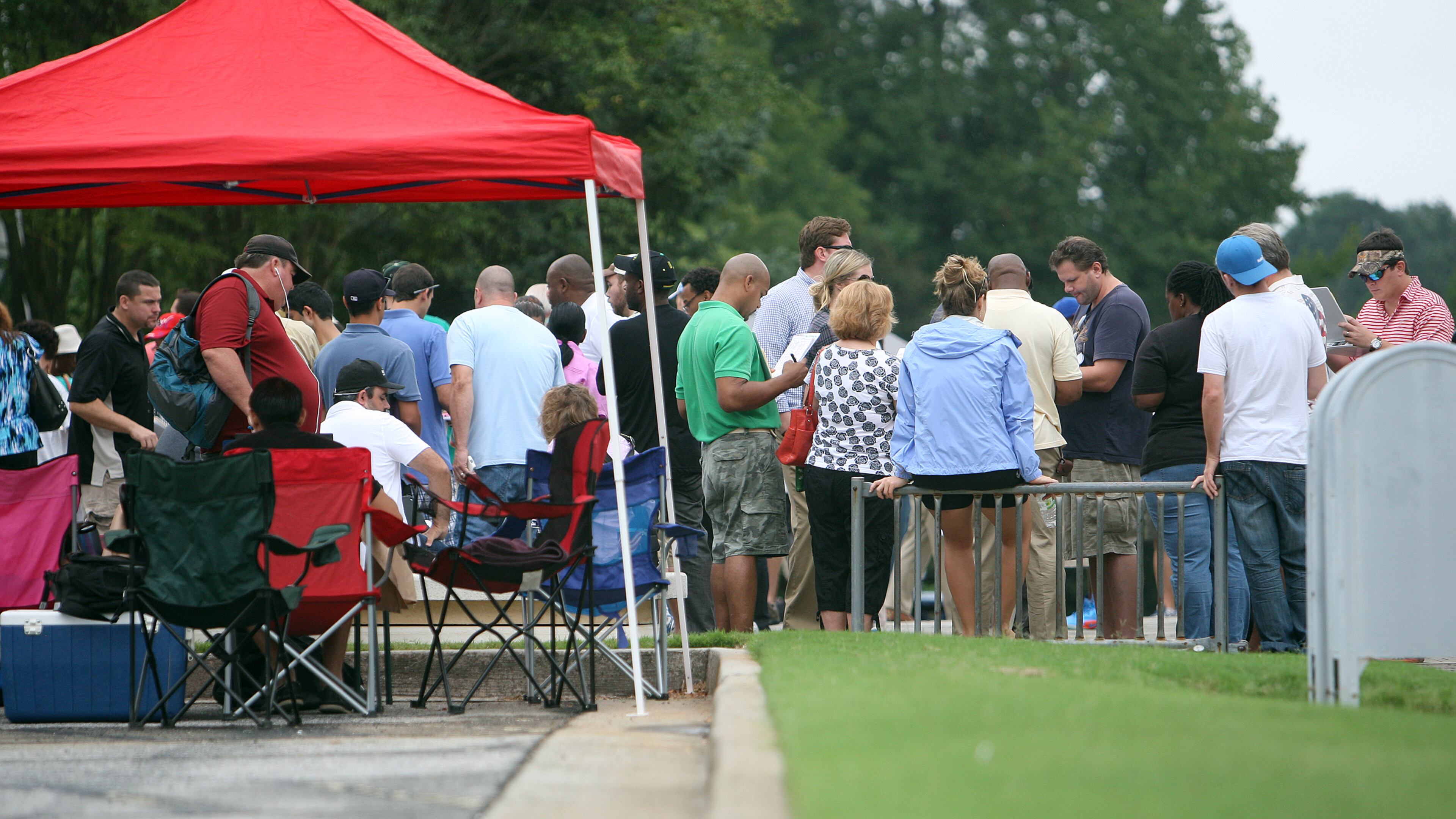 A 2012 foreclosure auction at the front entrance of the Gwinnett Justice and Administration Center drew a crowd of bidders. VINO WONG / VWONG@AJC.COM