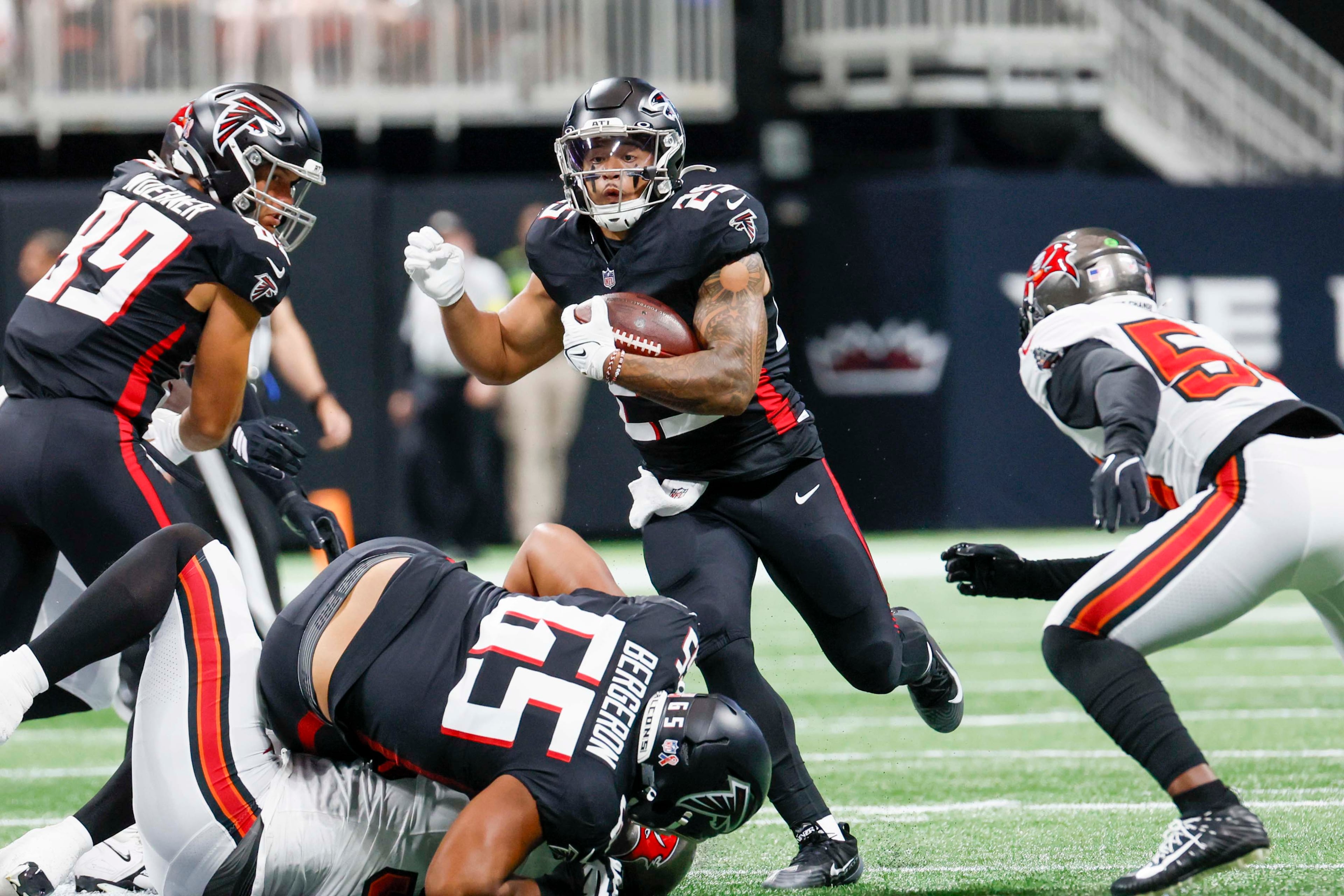 Atlanta Falcons running back Tyler Allgeier (25) rushes with the ball during the second half of an NFL football game against the Tampa Bay Buccaneers at Mercedes-Benz Stadium on Sunday, September 7, 2025, in Atlanta. (Miguel Martinez/ AJC)