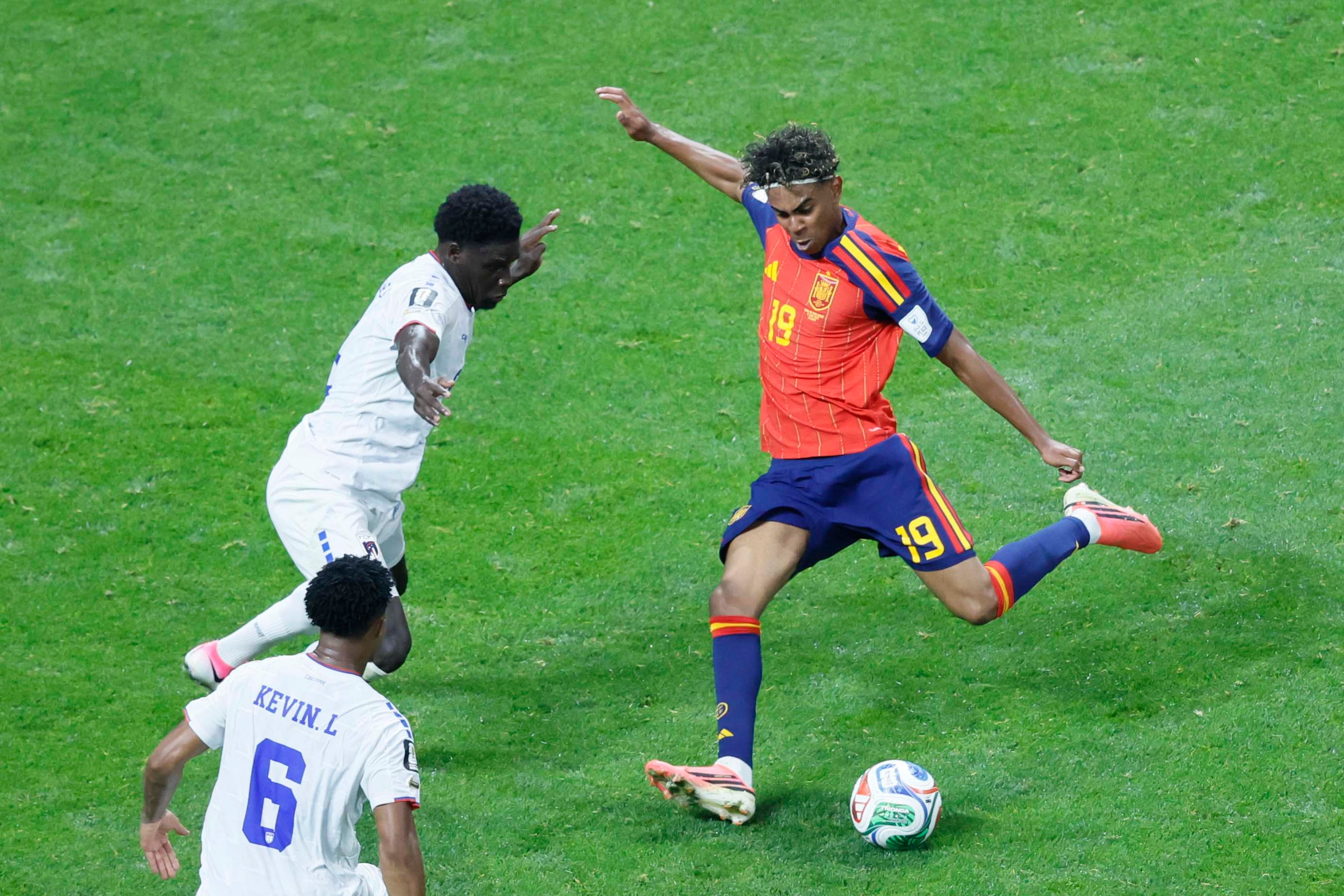Spain forward Lamine Yamal (19) dribbles under pressure during a World Cup Group H match between Spain and Cape Verde at Atlanta Stadium (Mercedes-Benz Stadium) on Monday, June 15, 2026. (Miguel Martinez/AJC)