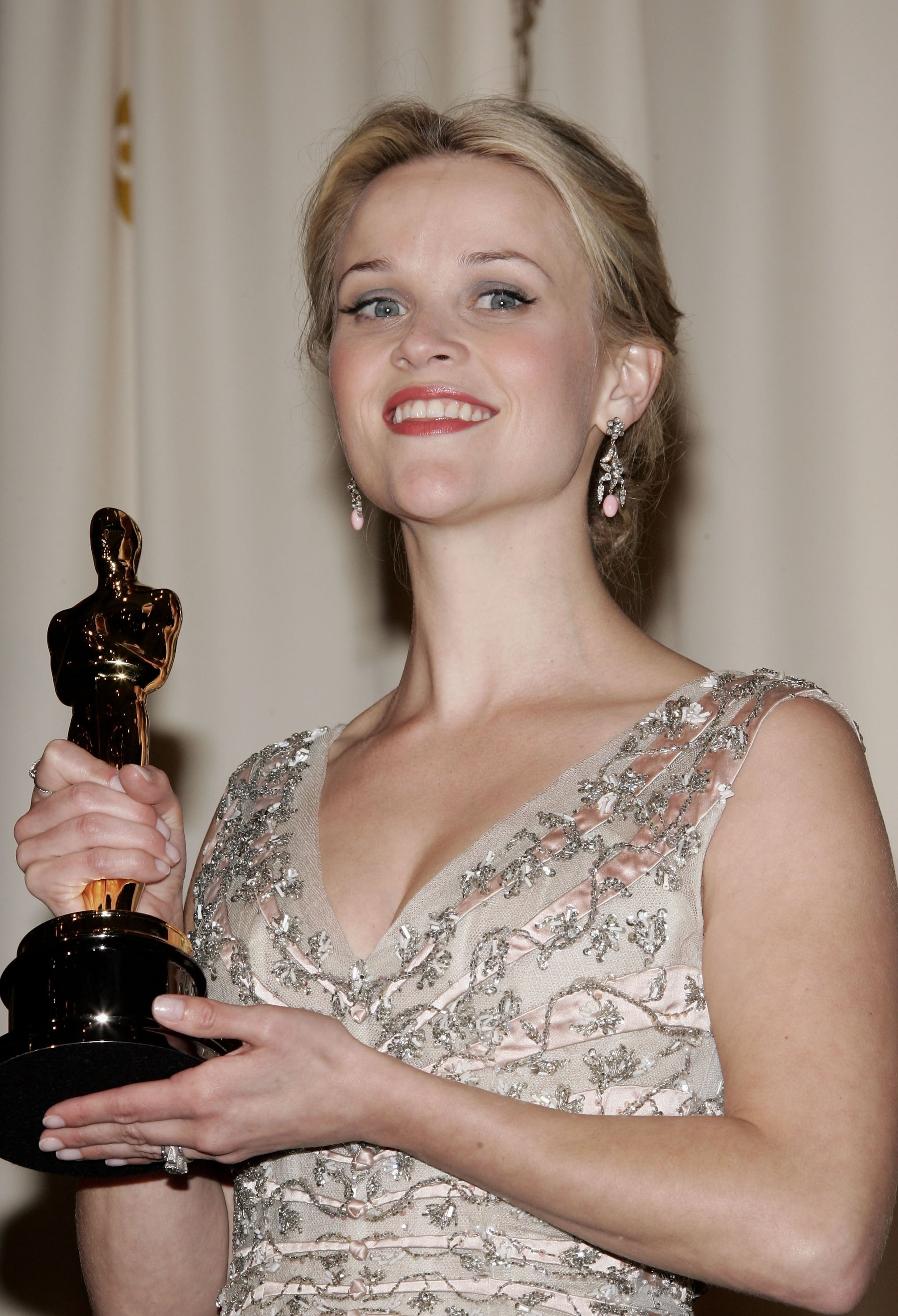 Actor Reese Witherspoon poses backstage with her Oscar statuette for Best Actress in a Leading Role for the film "Walk the Line" during the 78th Annual Academy Awards at the Kodak Theatre on March 5, 2006 in Hollywood, California. (Photo by Vince Bucci/Getty Images)
