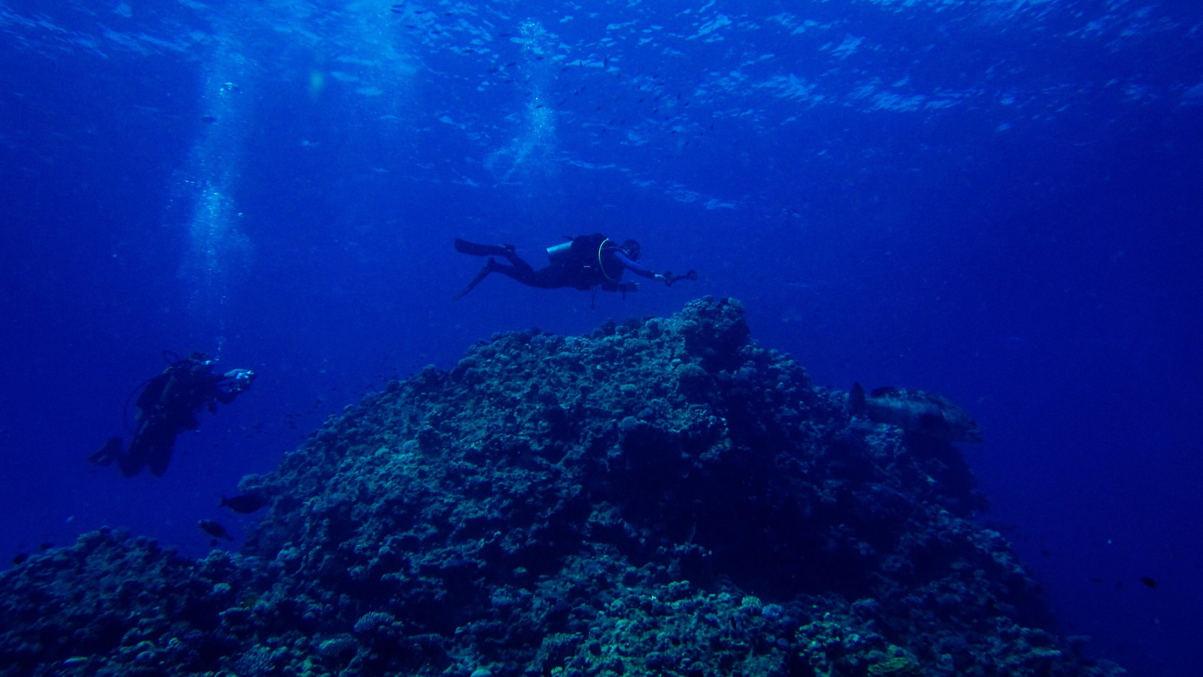 A 95-year-old man extended his record as the world's oldest scuba diver Saturday.