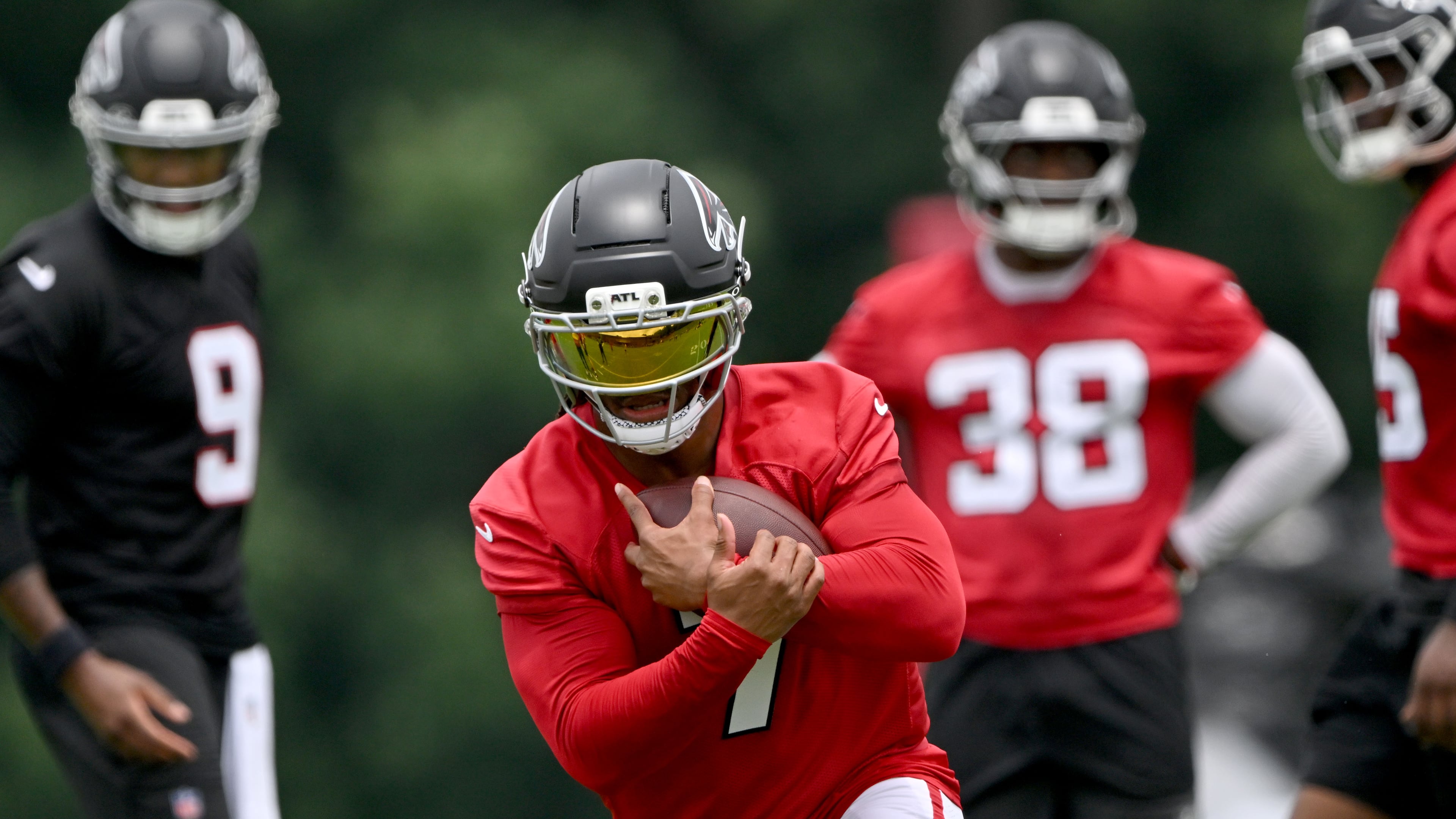 Falcons running back Bijan Robinson (7) runs a drill during an OTA workout at the team's training facility on Wednesday, May 27, 2026, in Flowery Branch. (Hyosub Shin/AJC)