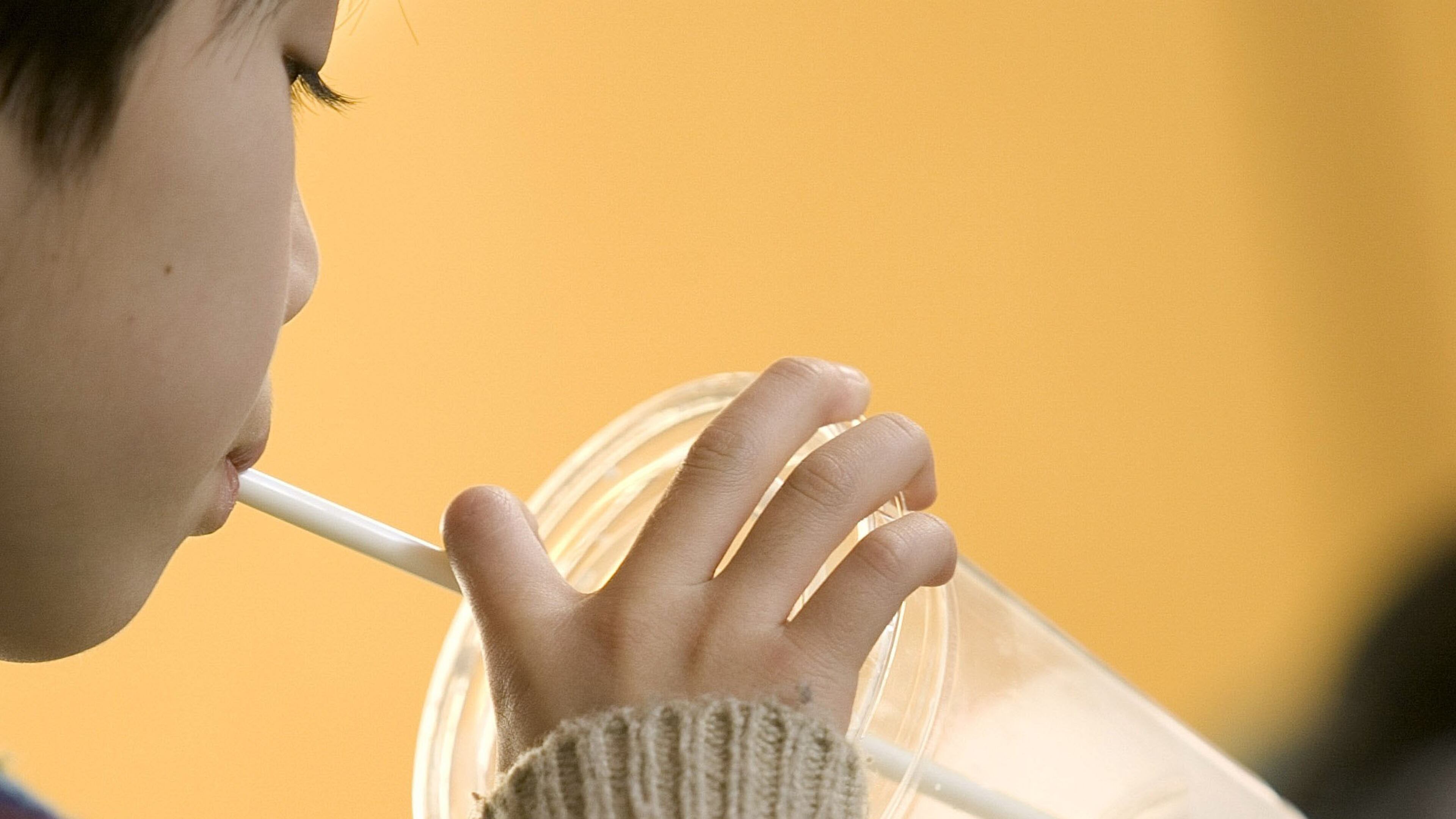 A report from the American Academy of Pediatrics (AAP) warns families against using plastic containers to store children’s food.