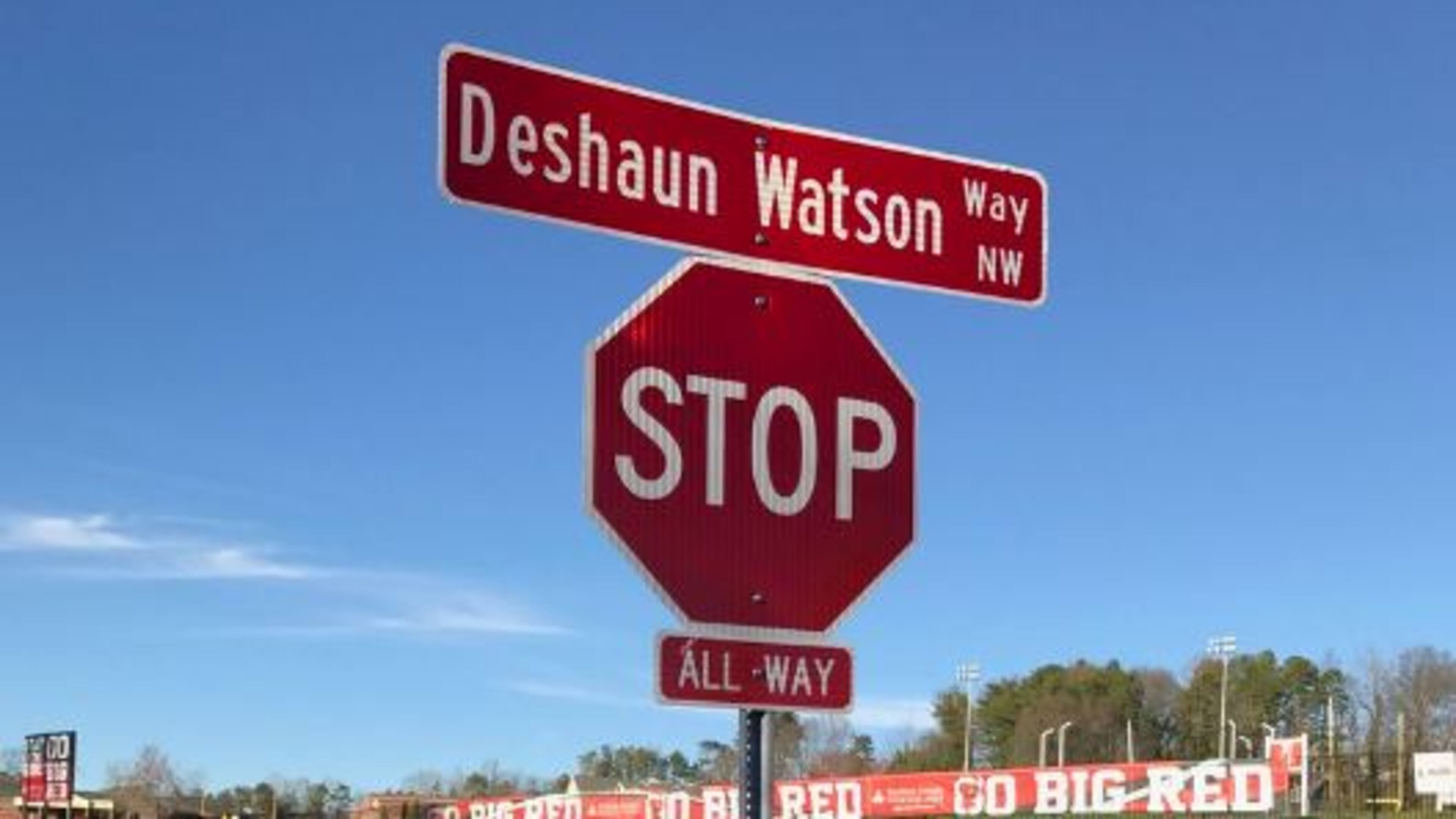Gainesville has named a street in honor of former star quarterback Deshaun Watson. (Credit: Twitter / DeshaunWatson4)