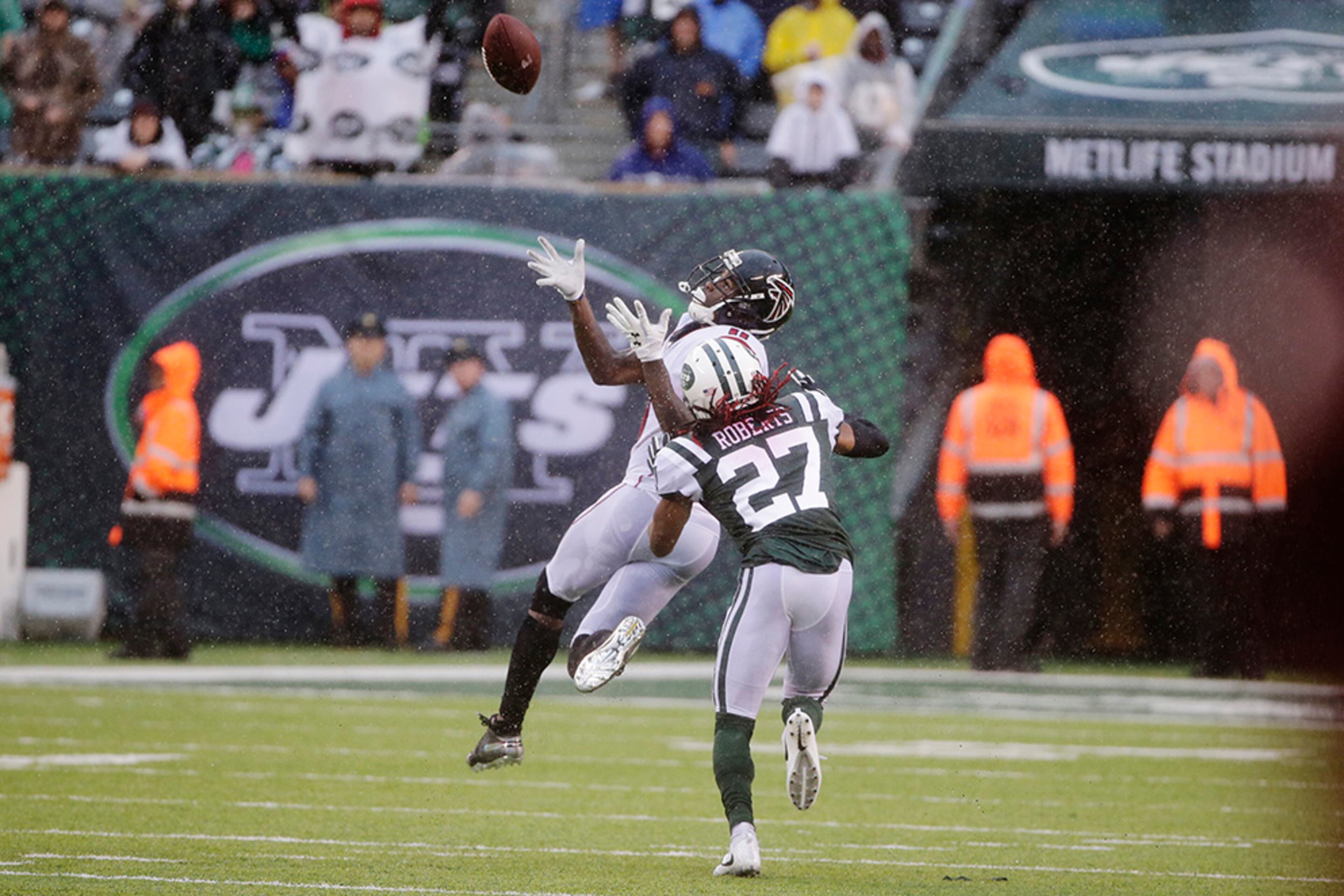 Atlanta Falcons wide receiver Julio Jones (11) catches a pass in front of New York Jets' Darryl Roberts (27) during the second half of an NFL football game Sunday, Oct. 29, 2017, in East Rutherford, N.J. (AP Photo/Seth Wenig)