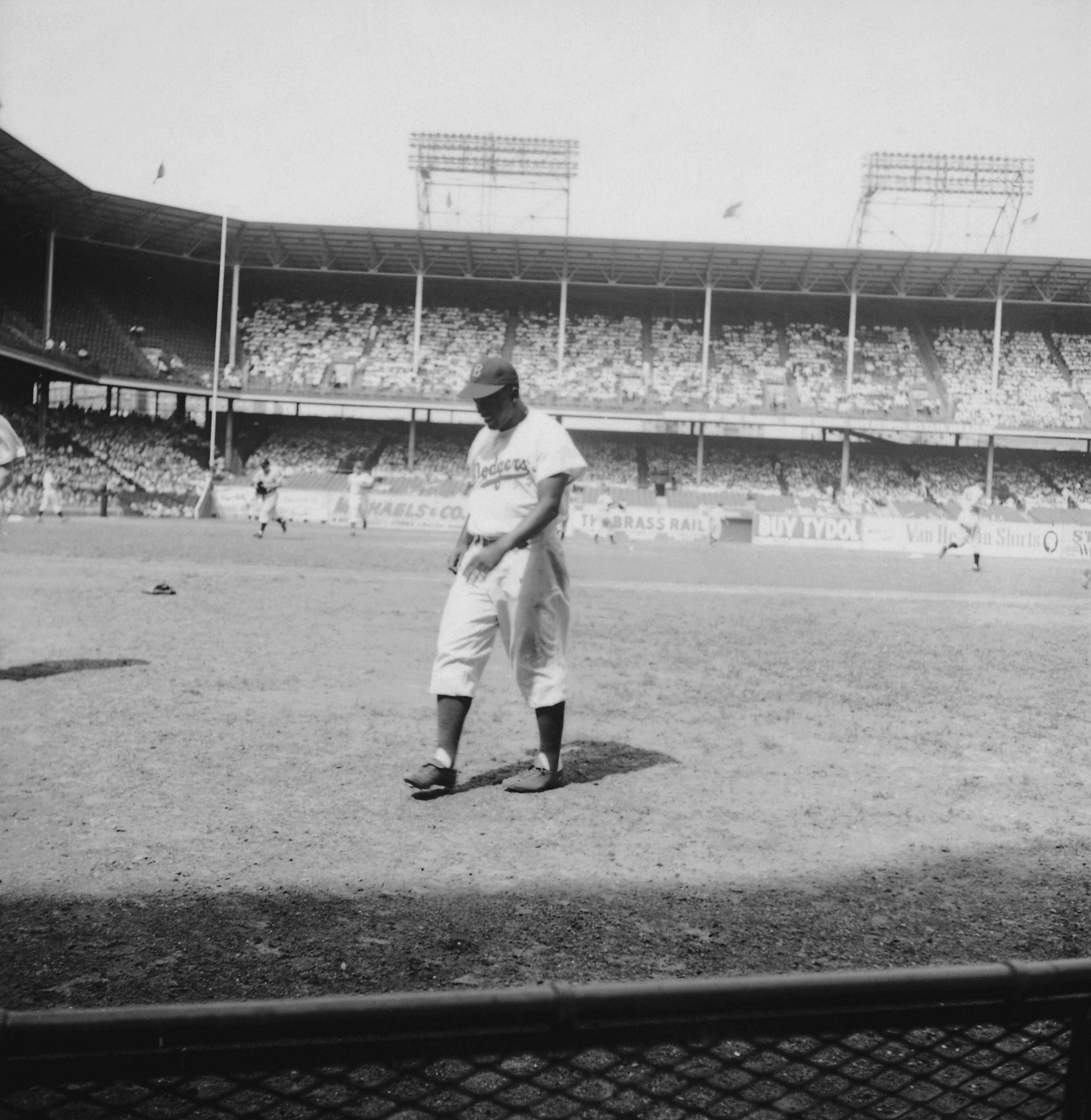 American baseball player Jackie Robinson (1919 - 1972) playing for the Brooklyn Dodgers, 28th August 1949. (Photo by Hulton Archive/Getty Images)