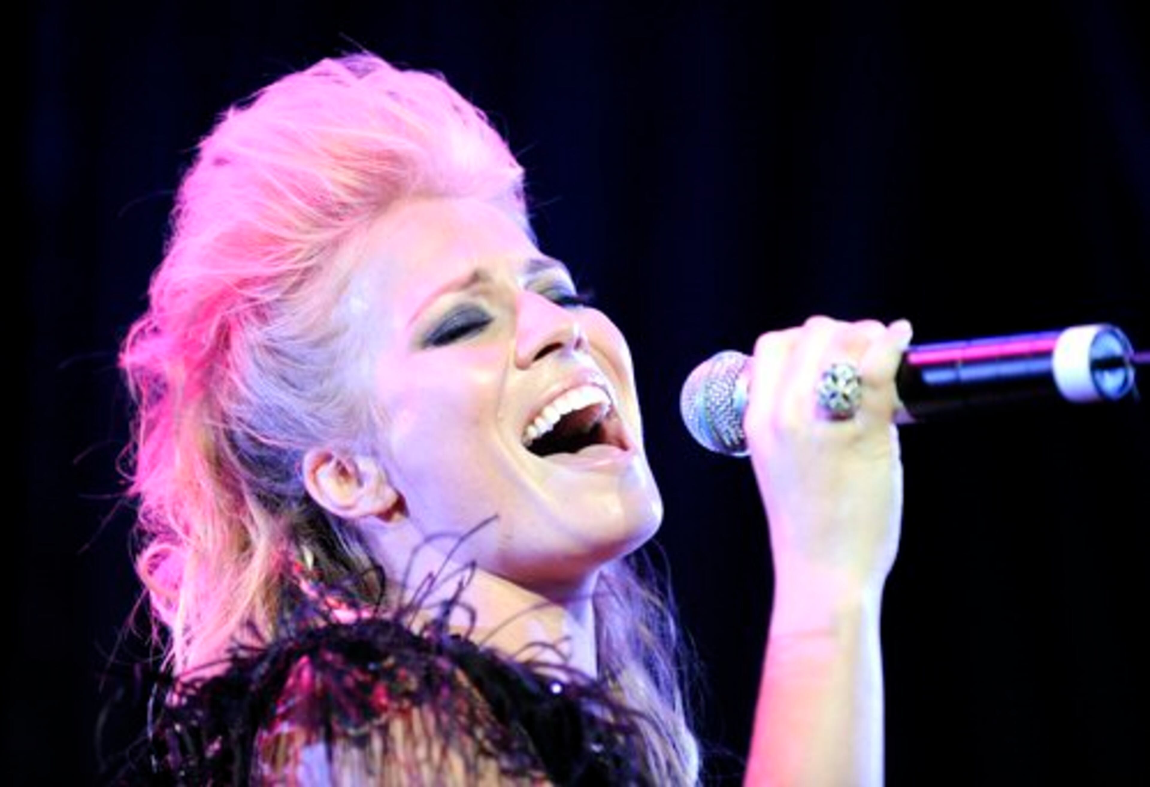 Natasha Bedingfield was another supporter of the Peapod Foundation.