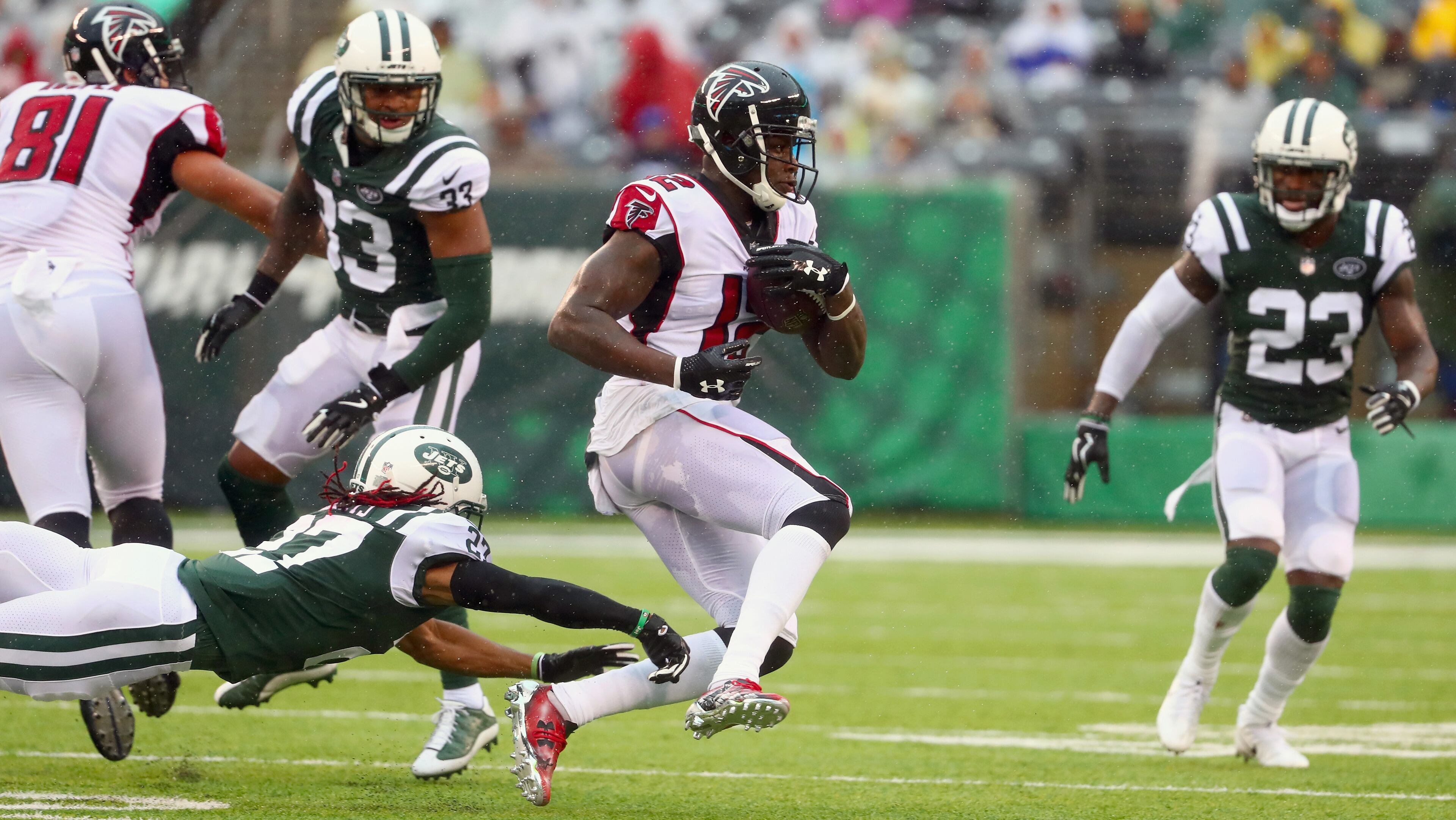 EAST RUTHERFORD, NJ - OCTOBER 29: Wide receiver Charone Peake #17 of the New York Jets attempts to tackle wide receiver Mohamed Sanu #12 of the Atlanta Falcons during the first half of the game at MetLife Stadium on October 29, 2017 in East Rutherford, New Jersey. (Photo by Al Bello/Getty Images)