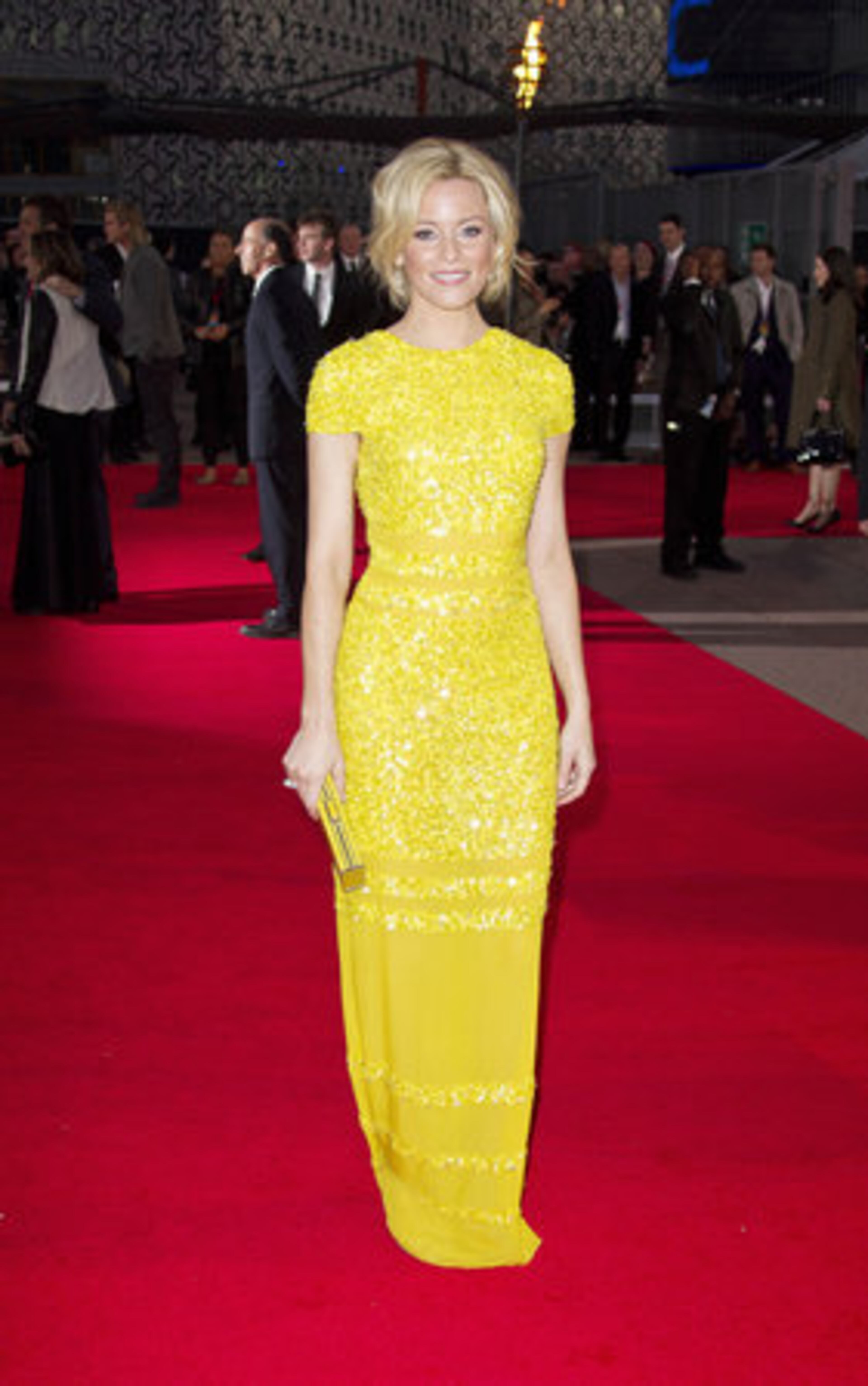 Actress Elizabeth Banks arrives looking stunning in a sparkling yellow gown.