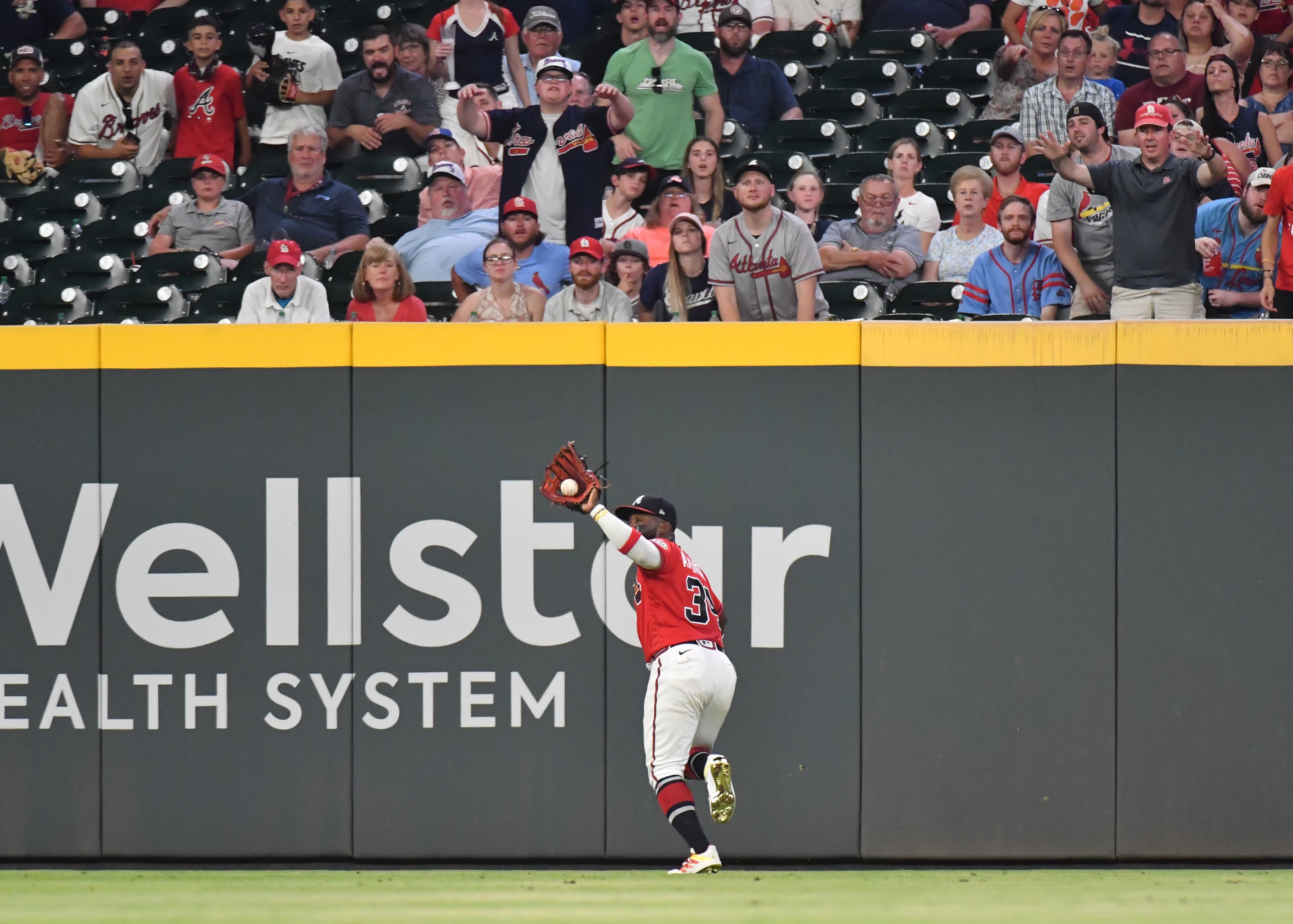 Braves right fielder Abraham Almonte (34) catches a fly ball to end the game. (Hyosub Shin / Hyosub.Shin@ajc.com)