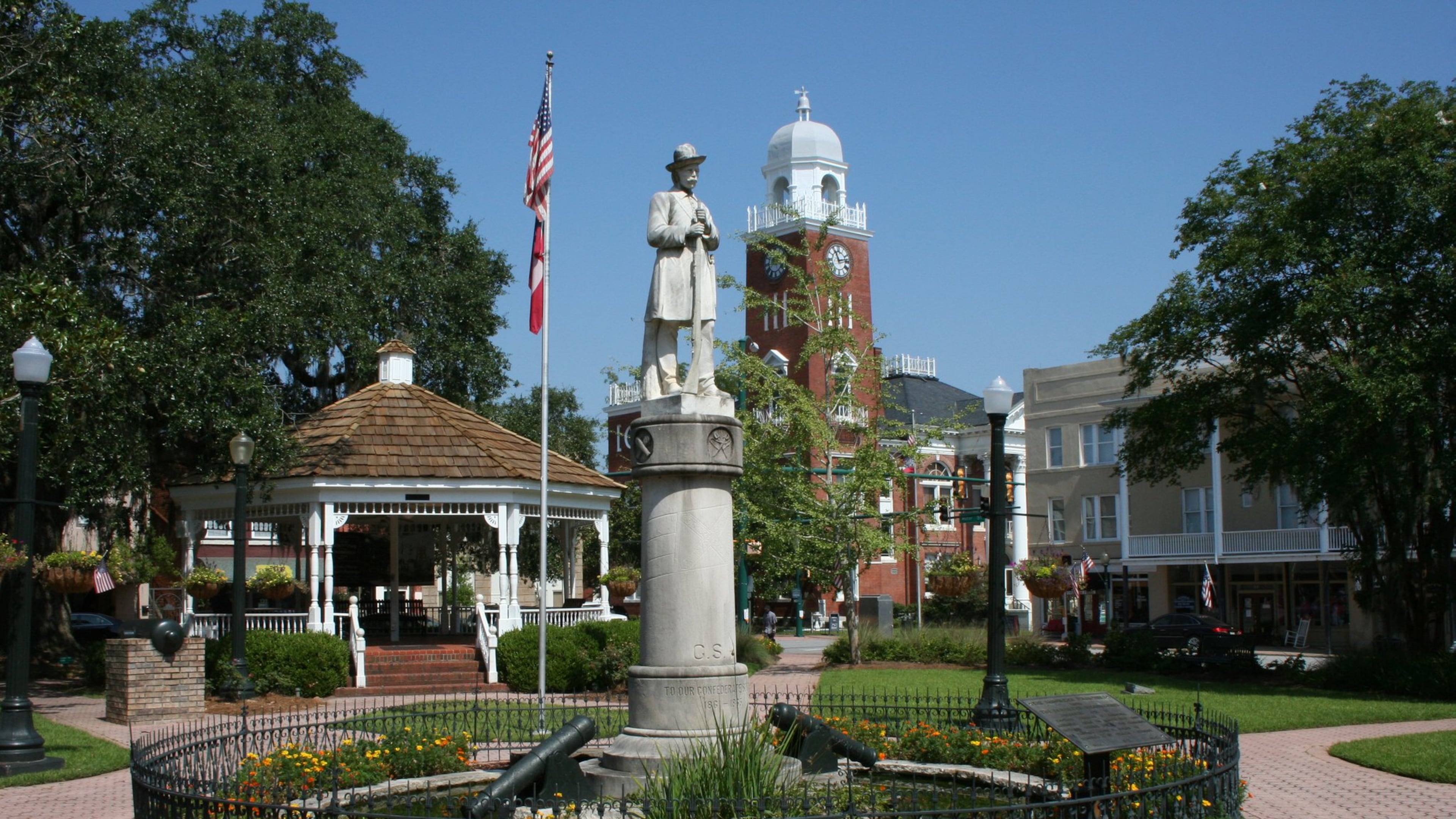 Willis Park, in the heart of downtown Bainbridge, is one of many town squares along U.S. 27. Photo by Mary Ann Anderson