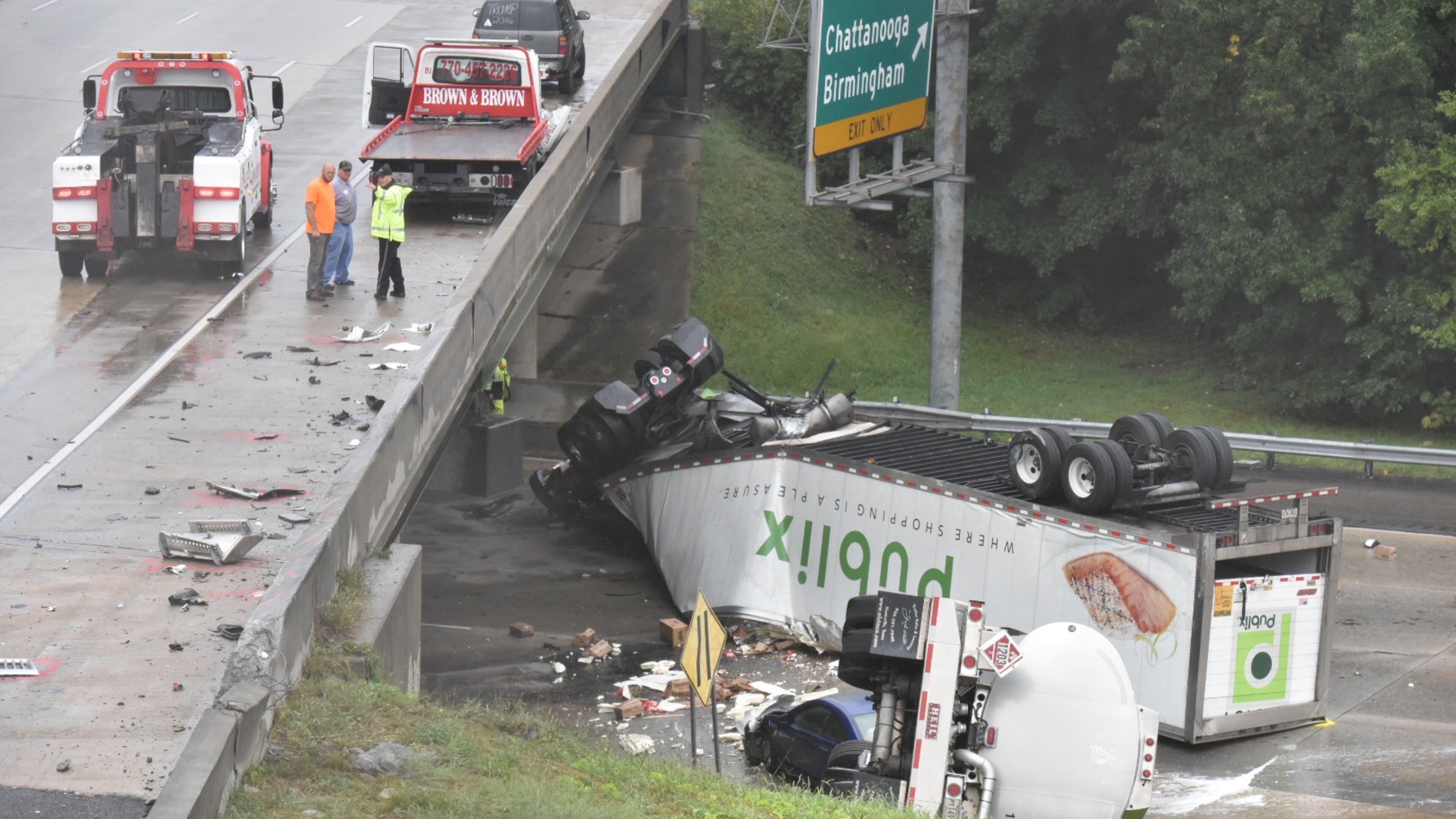An overturned Publix tractor-trailer rests on Ga. 400 on Friday, Sept. 25, 2015. HYOSUB SHIN / HSHIN@AJC.COM
