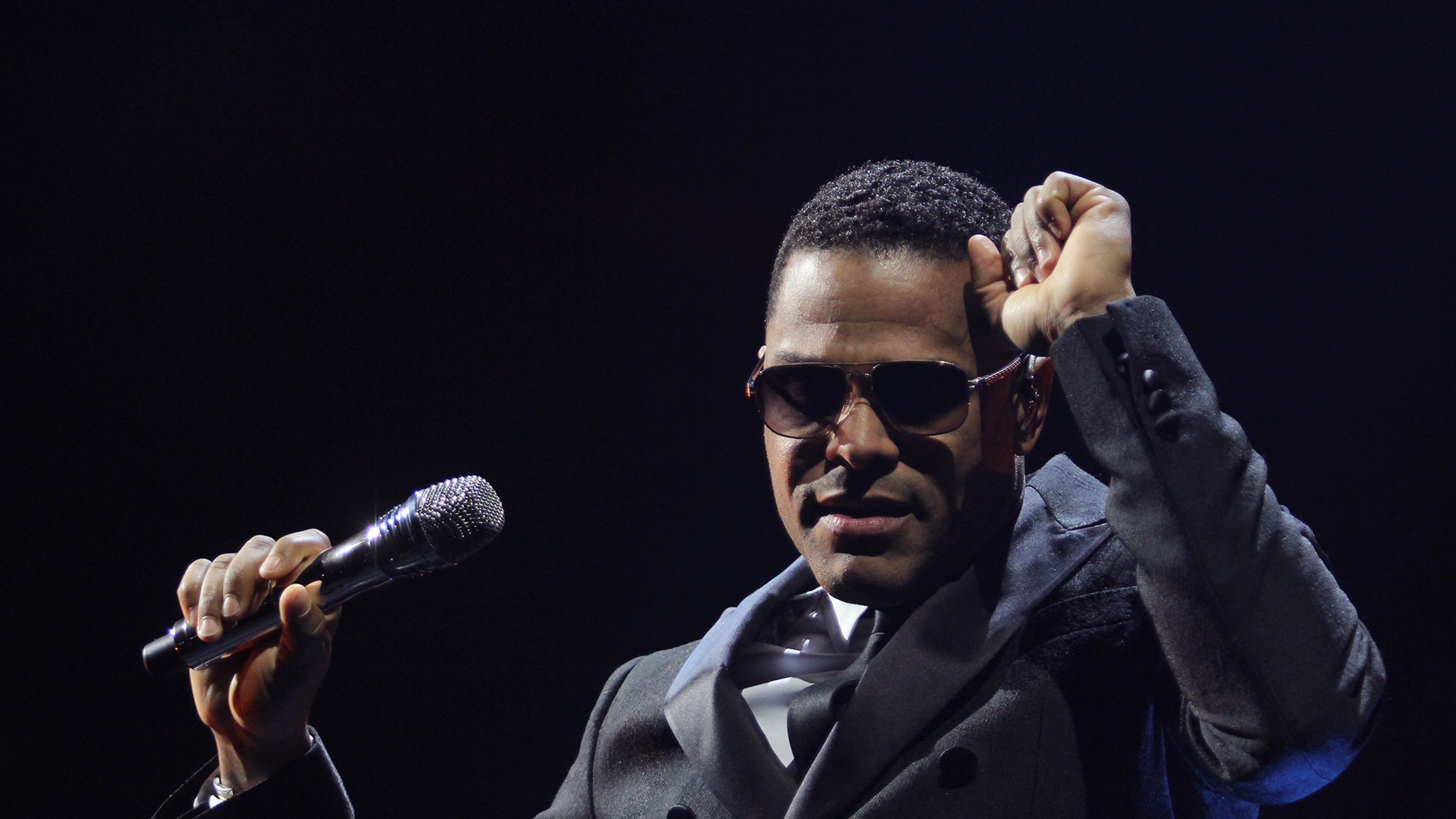 Neo-soul trailblazer Maxwell performs in Atlanta Oct. 12. Known for his soulful and richly melodic music, “Maxwell’s Urban Hang Suite” established him as a force in urban music. (Akili-Casundria Ramsess/Special to the AJC)