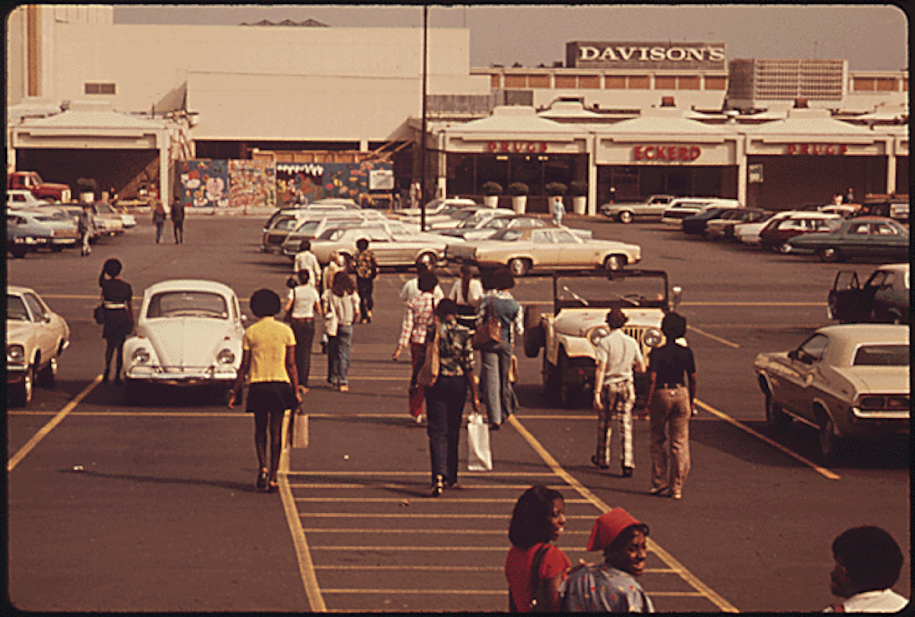 Another amenity that MARTA riders of the early '70s appreciated was the availability of fringe parking for use by those taking buses. Here, commuters head to their cars at an Atlanta-area shopping center after being dropped off by the bus.