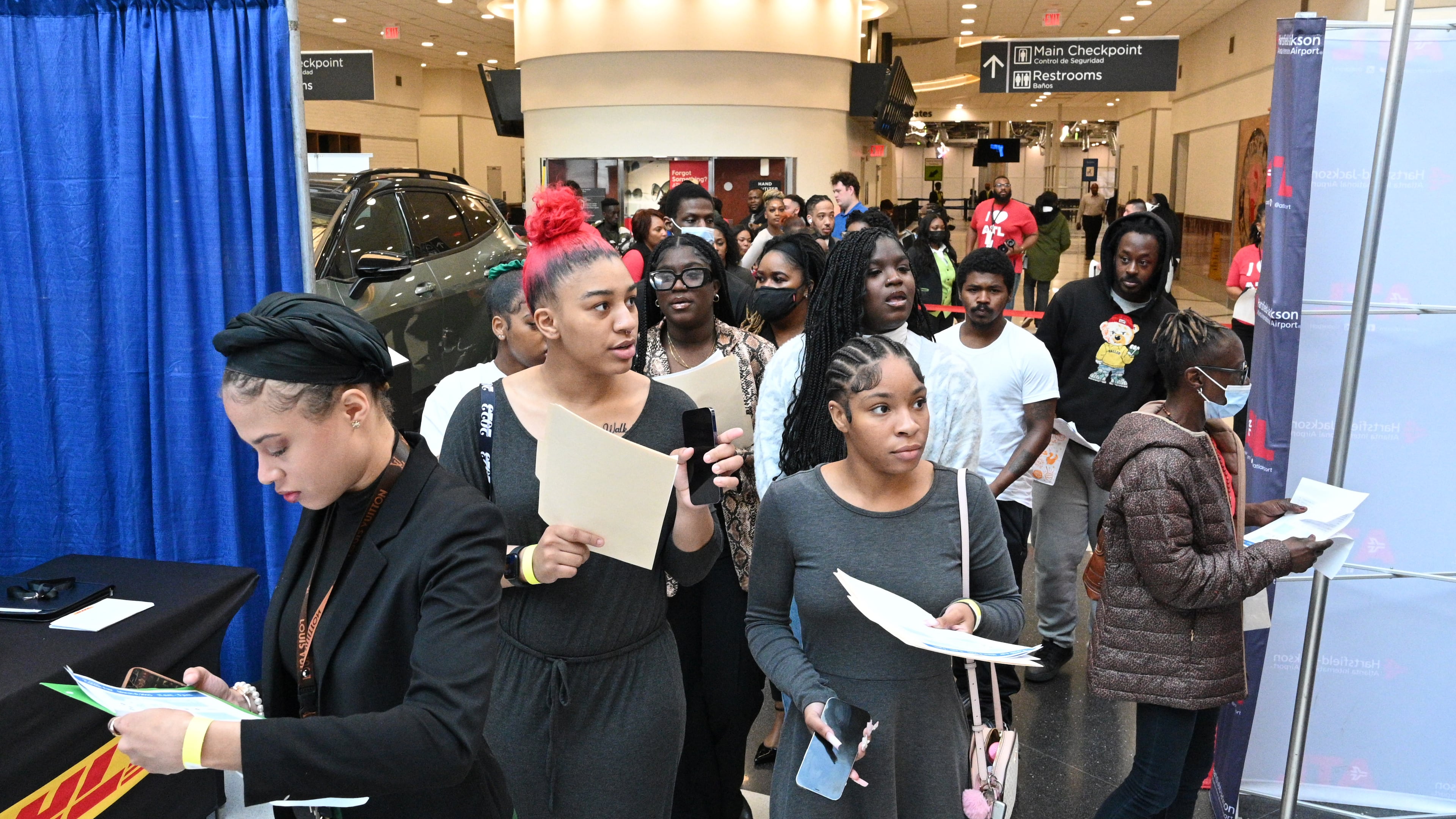 Job-seekers stroll through the domestic terminal atrium during the recent career fair at Hartsfield-Jackson Atlanta International Airport. Officials said there were more than 2,300 positions open, including managerial roles and jobs with airlines, cargo, maintenance, concessions and other companies that make ATL an industry leader. (Hyosub Shin / Hyosub.Shin@ajc.com)