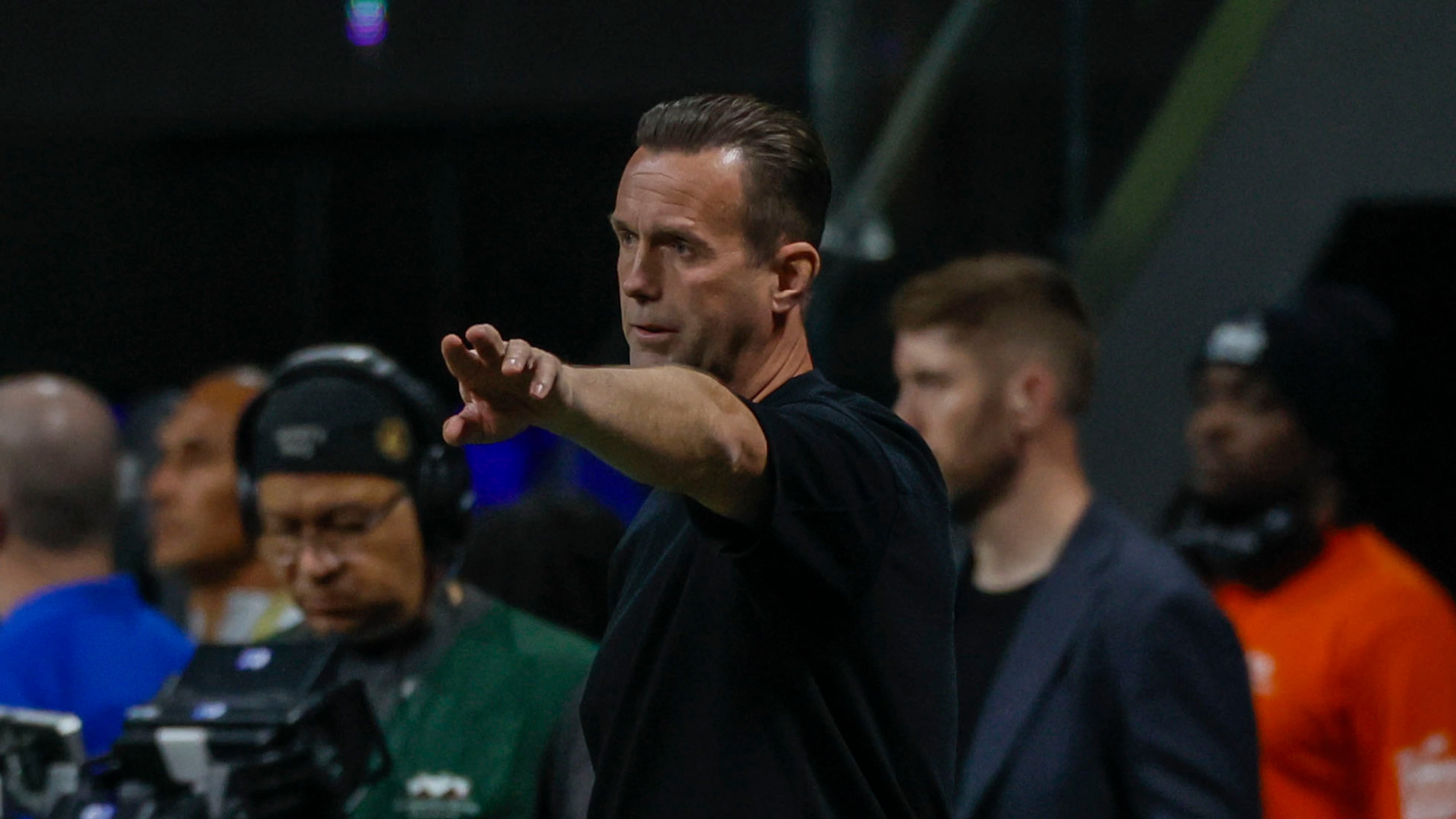 Head Coach Ronny Deila gives directions to the team as they face Miami at Mercedes-Benz Stadium on March 16, 2025, in Atlanta. Atlanta United lost the match 2-1. (Miguel Martinez/AJC)