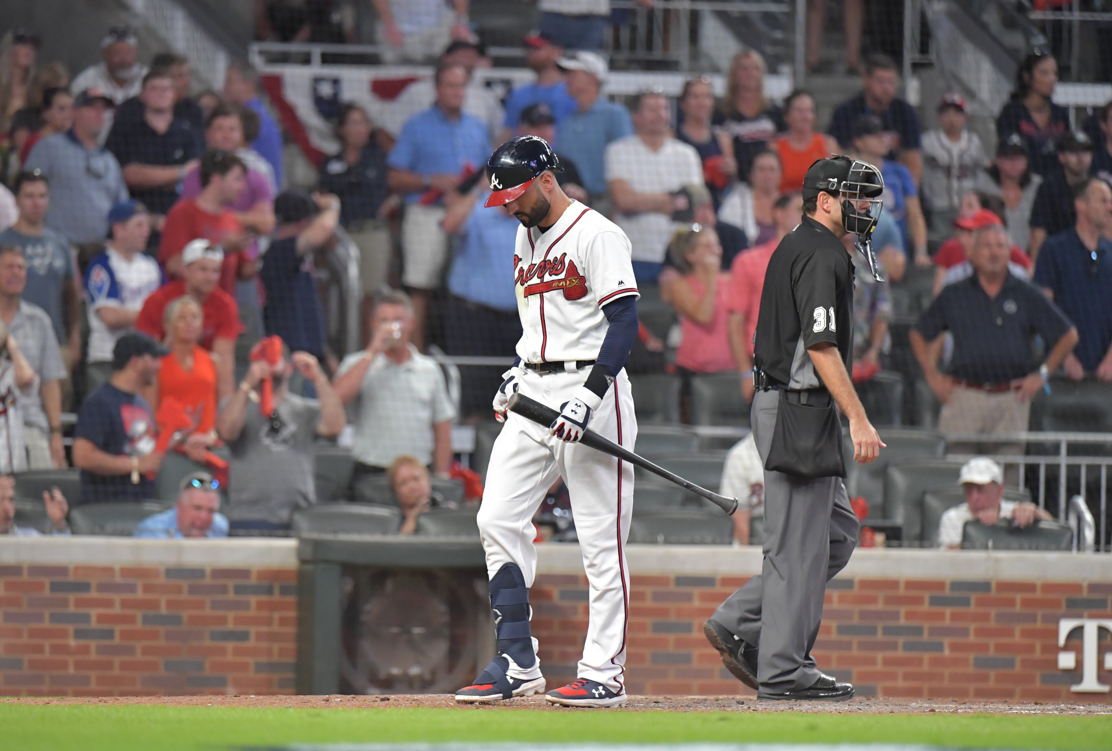 Braves right fielder Nick Markakis (22) reacts after he struck out to end the game. (Hyosub Shin / Hyosub.Shin@ajc.com)