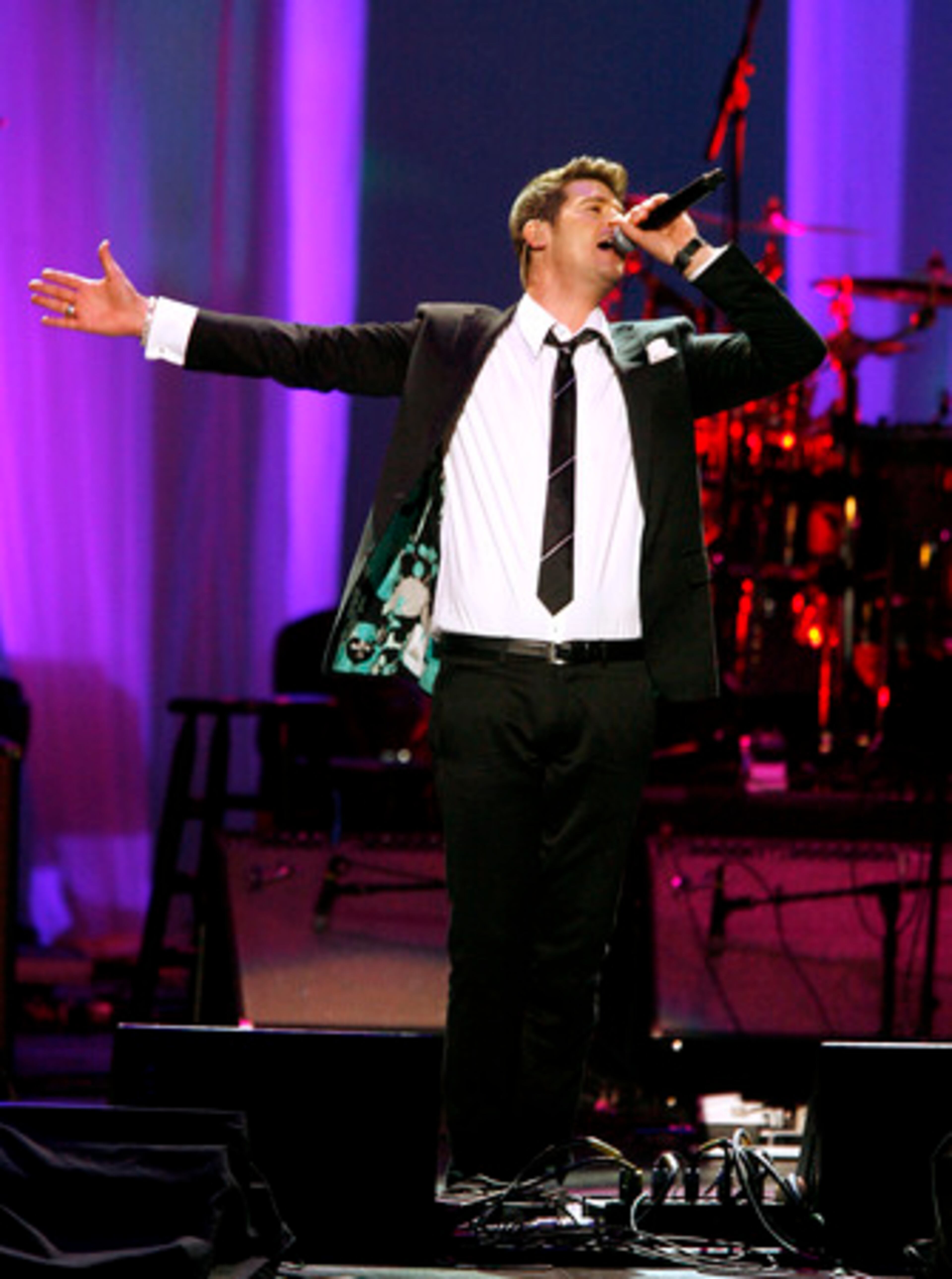Robin Thicke is a nominee in the Breakthrough category, along with Plain White T's and Daughtry.