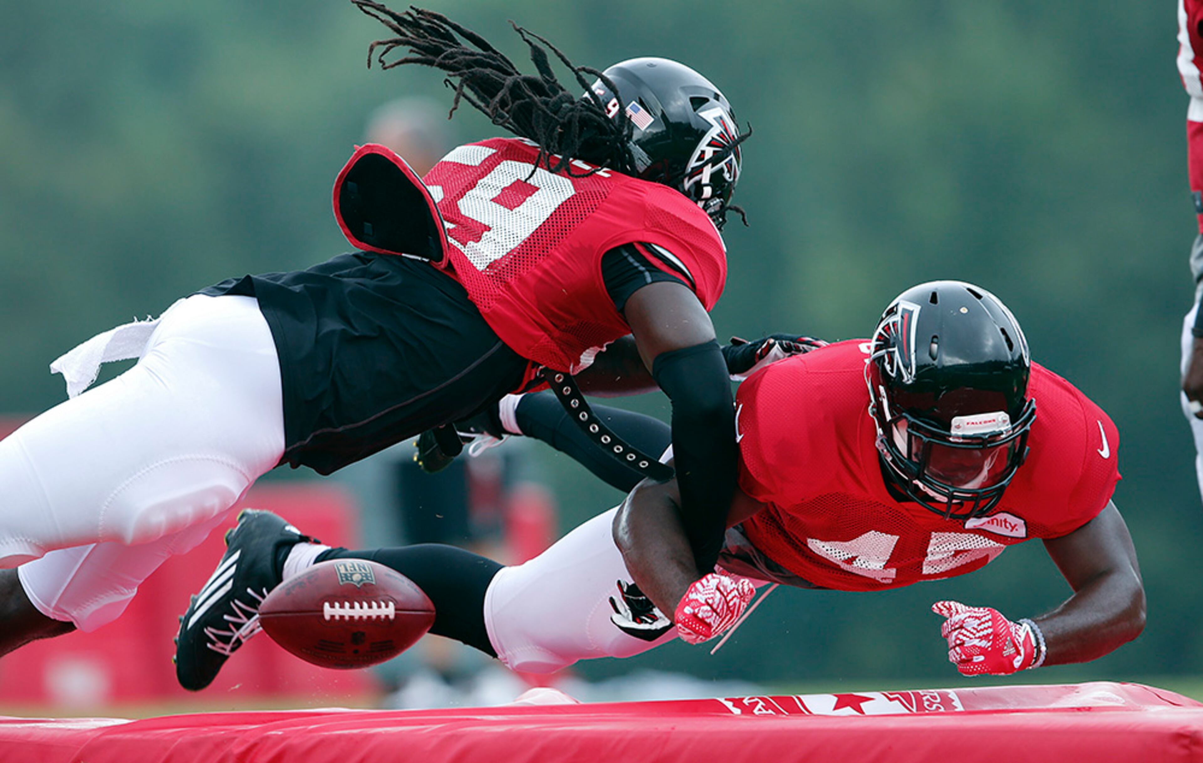 Atlanta Falcons outside linebackers Deion Jones (45) and De'Vondre Campbell (59) work during a practice drill Thursday, Aug. 4, 2016, in Flowery Branch, Ga.