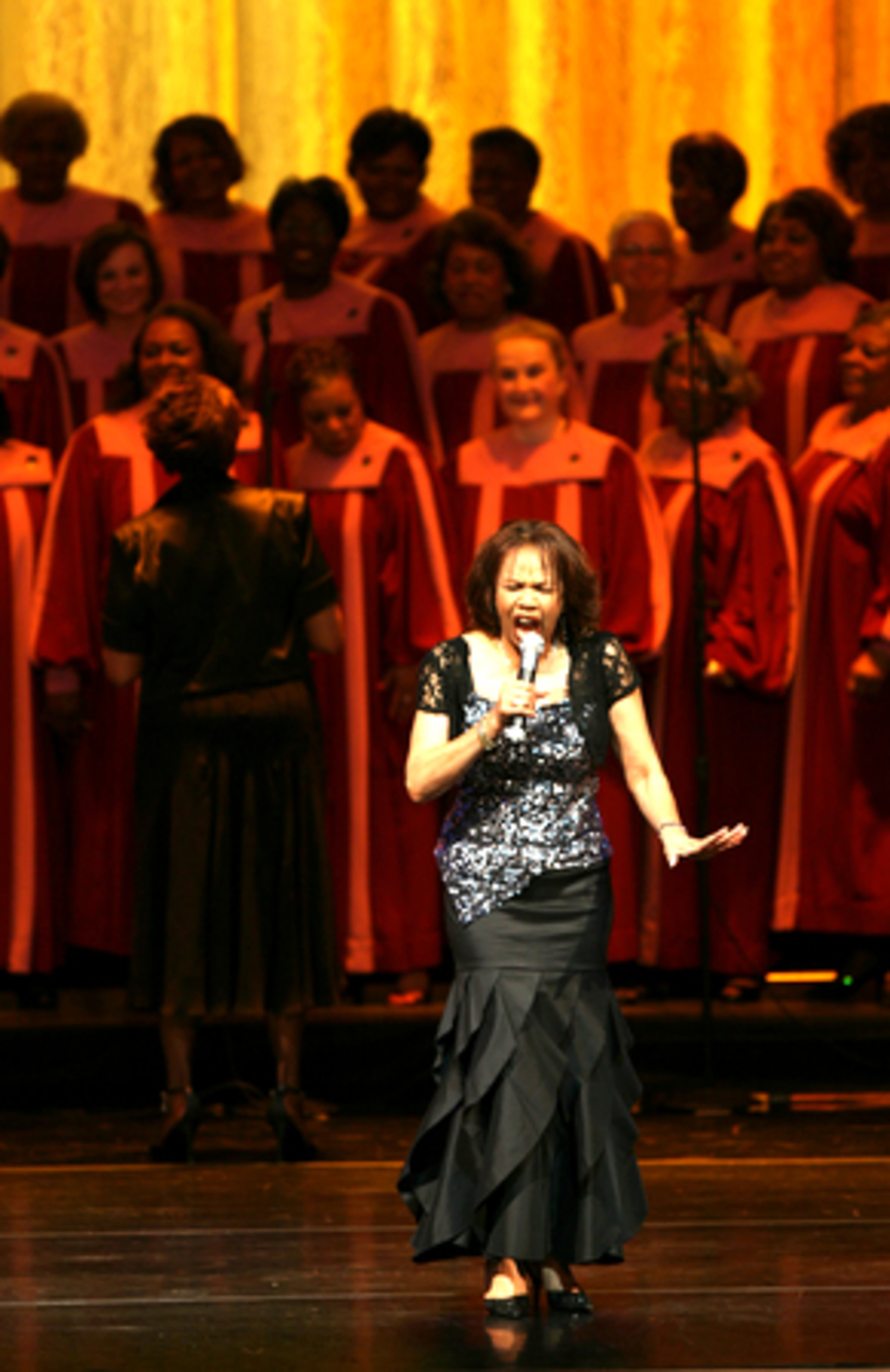 Candi Staton sings for the audience.