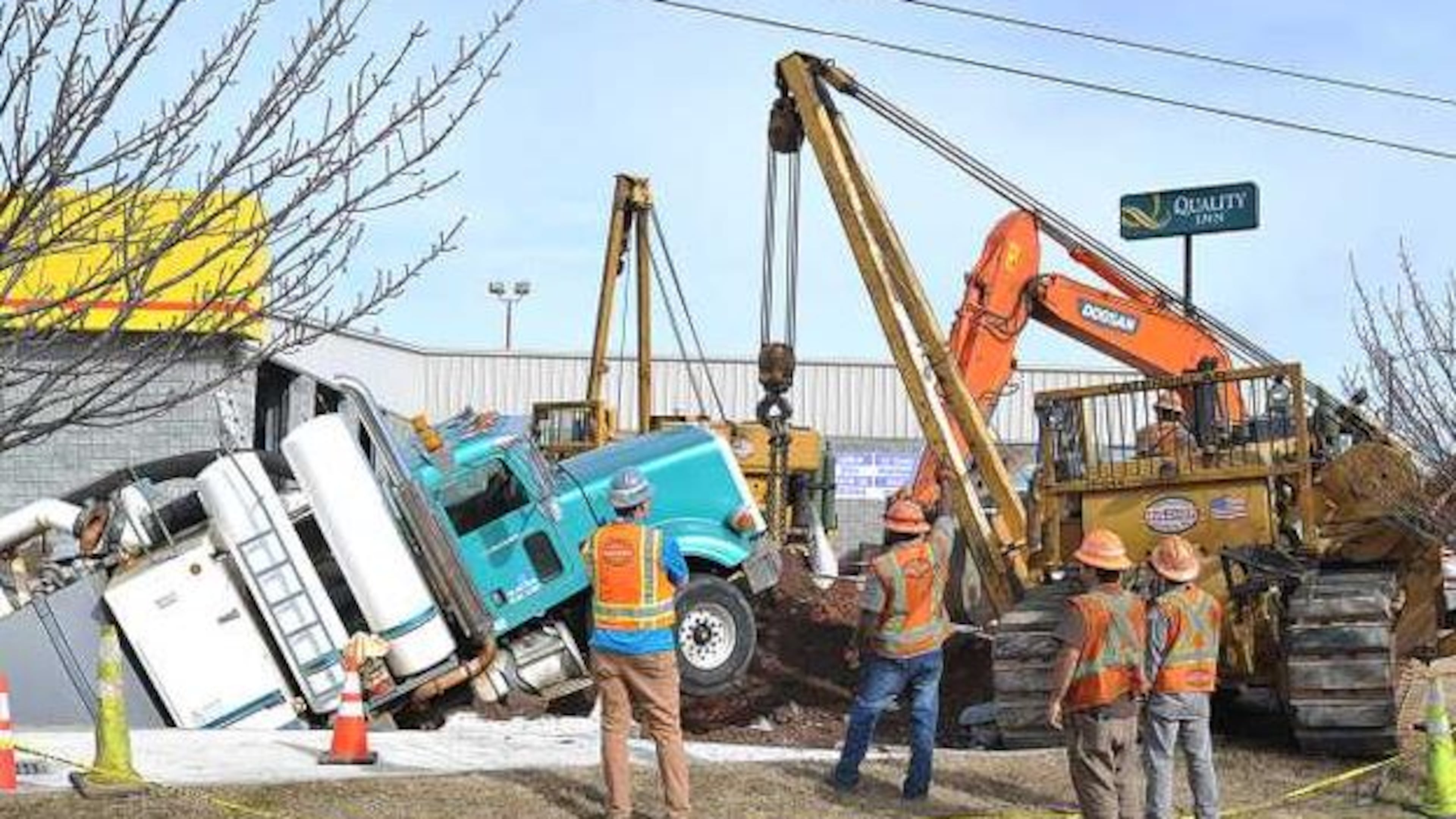 Crews remove a 55,000-pound truck from a sinkhole in Hall County. (Credit: Gainesville Times)