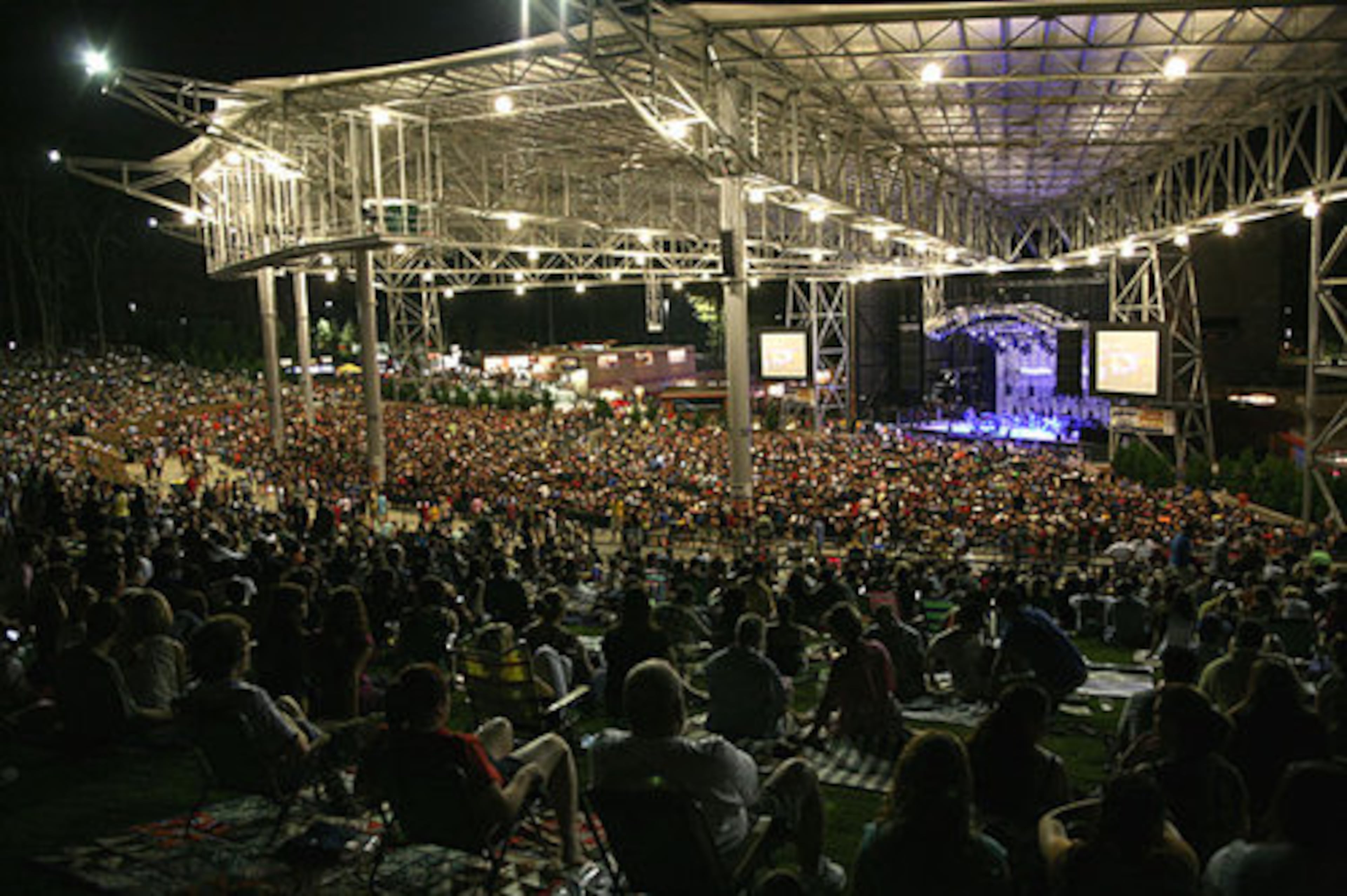 John Mayer played to a packed house Friday night. Mayer won two Grammys in 2007, for Best Pop Vocal Album for 'Continuum' and for Best Male Pop Vocal Performance for "Waiting on the World to Change."