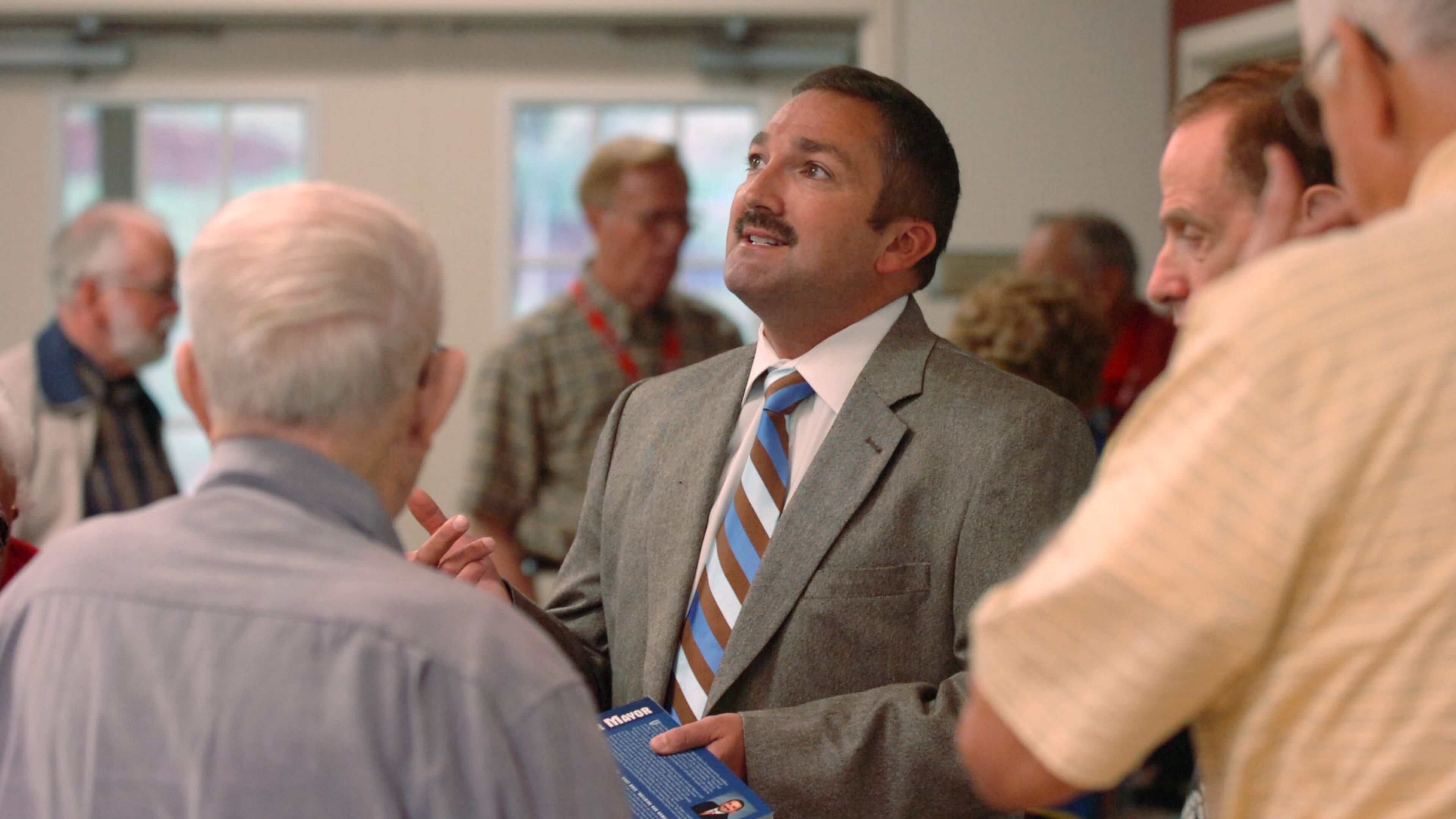 071024 KENNESAW, GA (NORTH COBB): Mark Mathews, a candidate for mayor in the city of Kennesaw, is shown in a Wednesday 10/24/07 photo as he chats with folks during a meeting of the Kiwanis Club Kennworth where he was guest speaker today. Mathews has been a member of the Kennesaw City Council for 12 years and is taking on incumbent Leonard Church. The group meets at the North Cobb Senior Center. Goes with a story by Aixa Pascual on the Kennesaw mayoral race. PHOTO BY SHARP/STAFF. Kennesaw Mayor Mark Mathews. AJC file