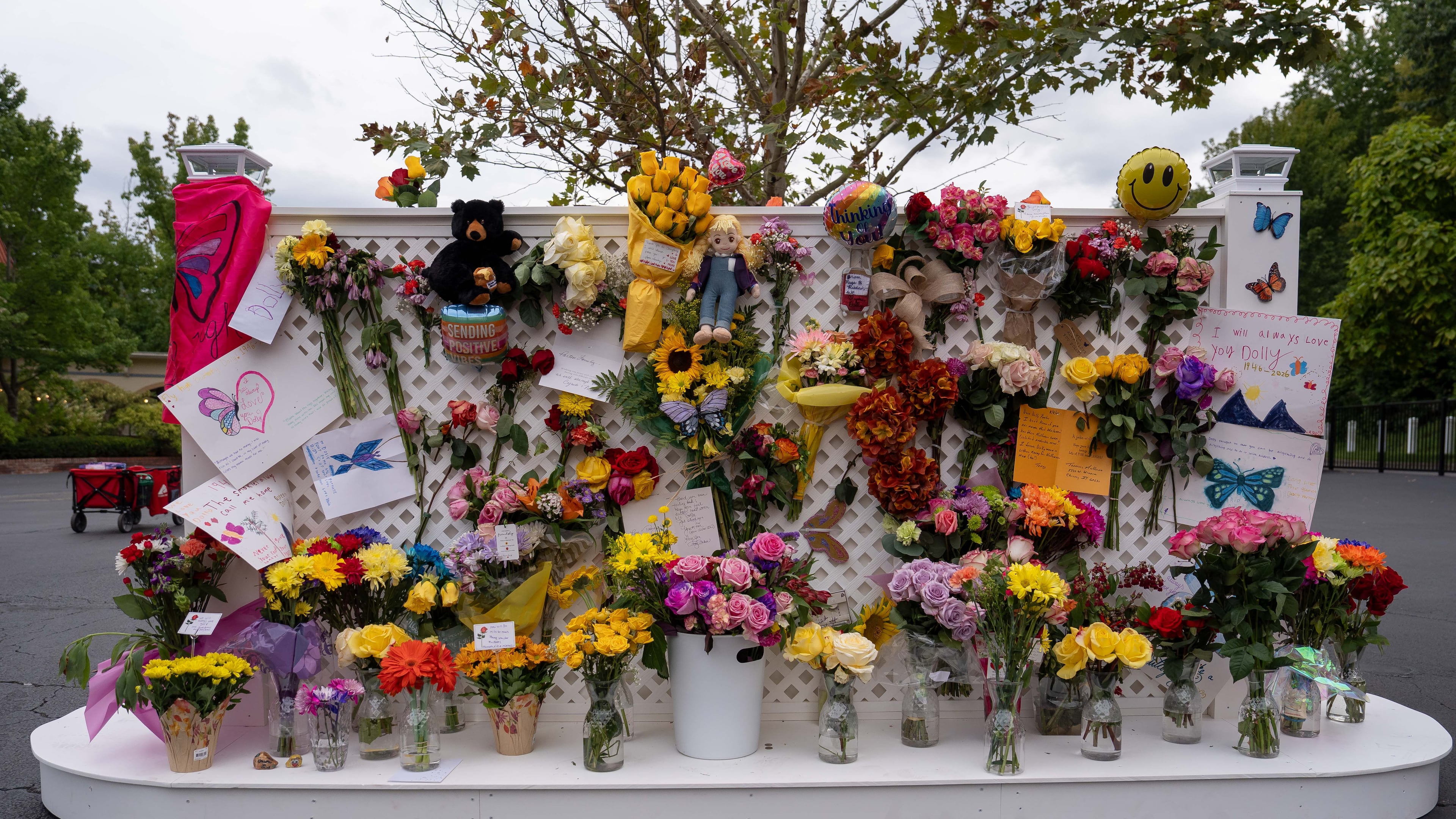 A memorial wall for Dolly Parton stands outside the Dollywood theme park in Pigeon Forge, Tenn., Wednesday, Aug. 26, 2026. (AP Photo/Camden Hall)