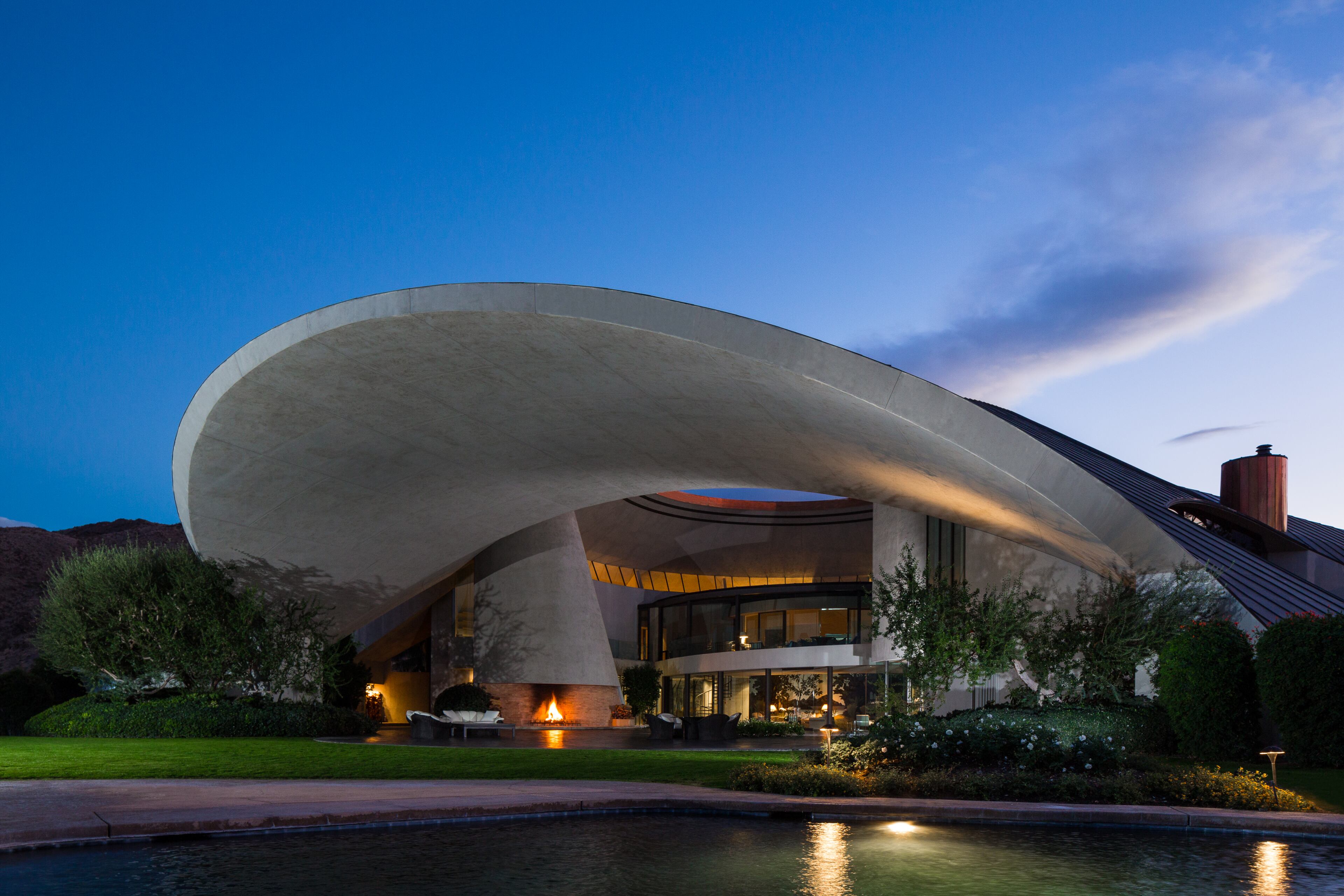 Nope, this isn't a UFO -- it's a $50 million home once owned by comedian Bob Hope and his wife, Delores. The futuristic Palm Springs, Calif., estate boasts 23,000 square feet of space, six bedrooms, 13 bathrooms, a spa, indoor and outdoor pools, and a high undulating roof. The property also includes a pond, putting greens and a tennis court. For more information, visit http://www.toptenrealestatedeals.com/homes/weekly-ten-best-home-deals/2013/03-05-2013/.