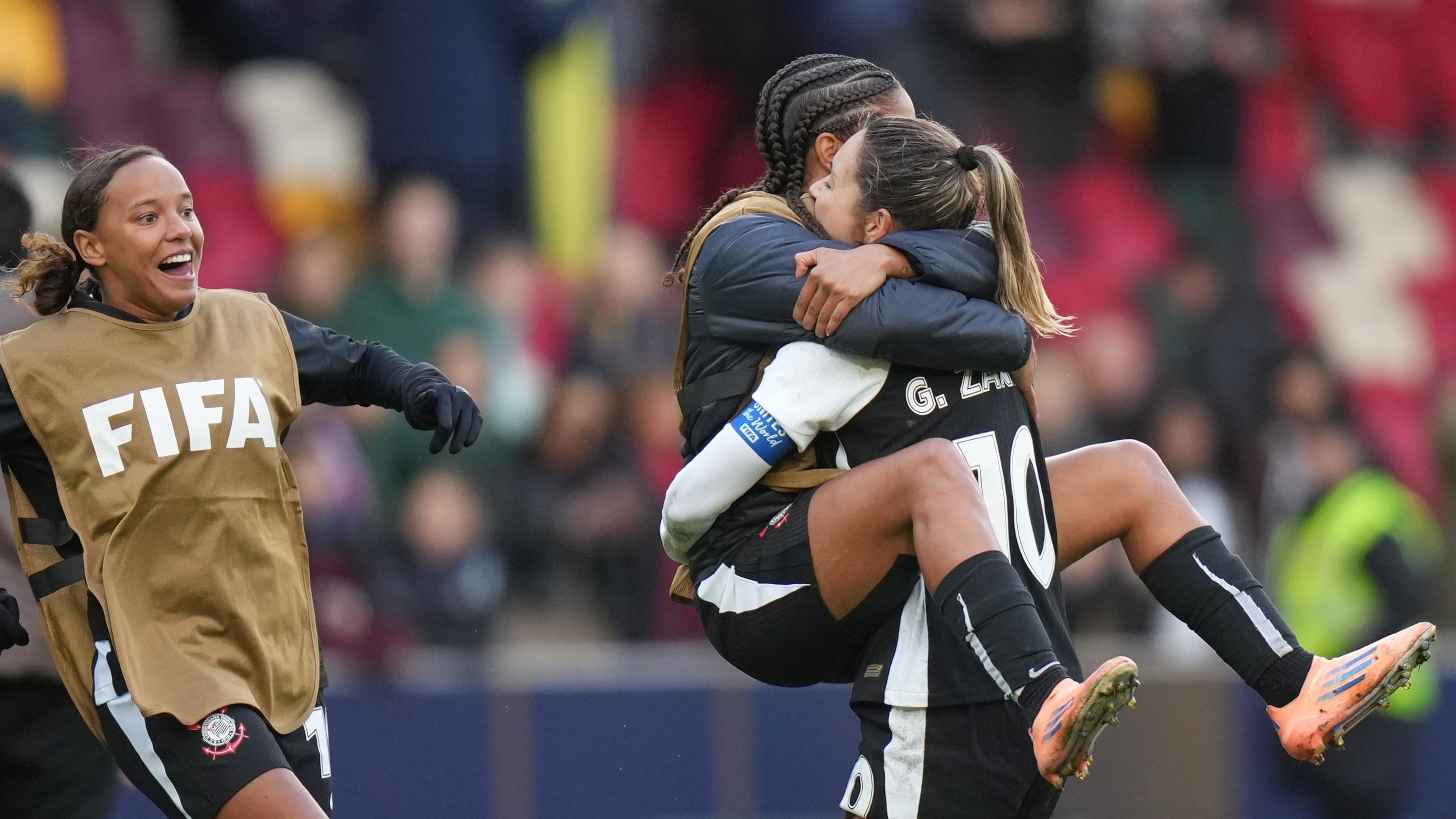 Corinthian's Gabi Zanotti, right, celebrates with teammates after the Women's Champions Cup semifinal soccer match between Gotham FC and Corinthians in London, Wednesday, Jan. 28, 2026. (AP Photo/Alastair Grant)