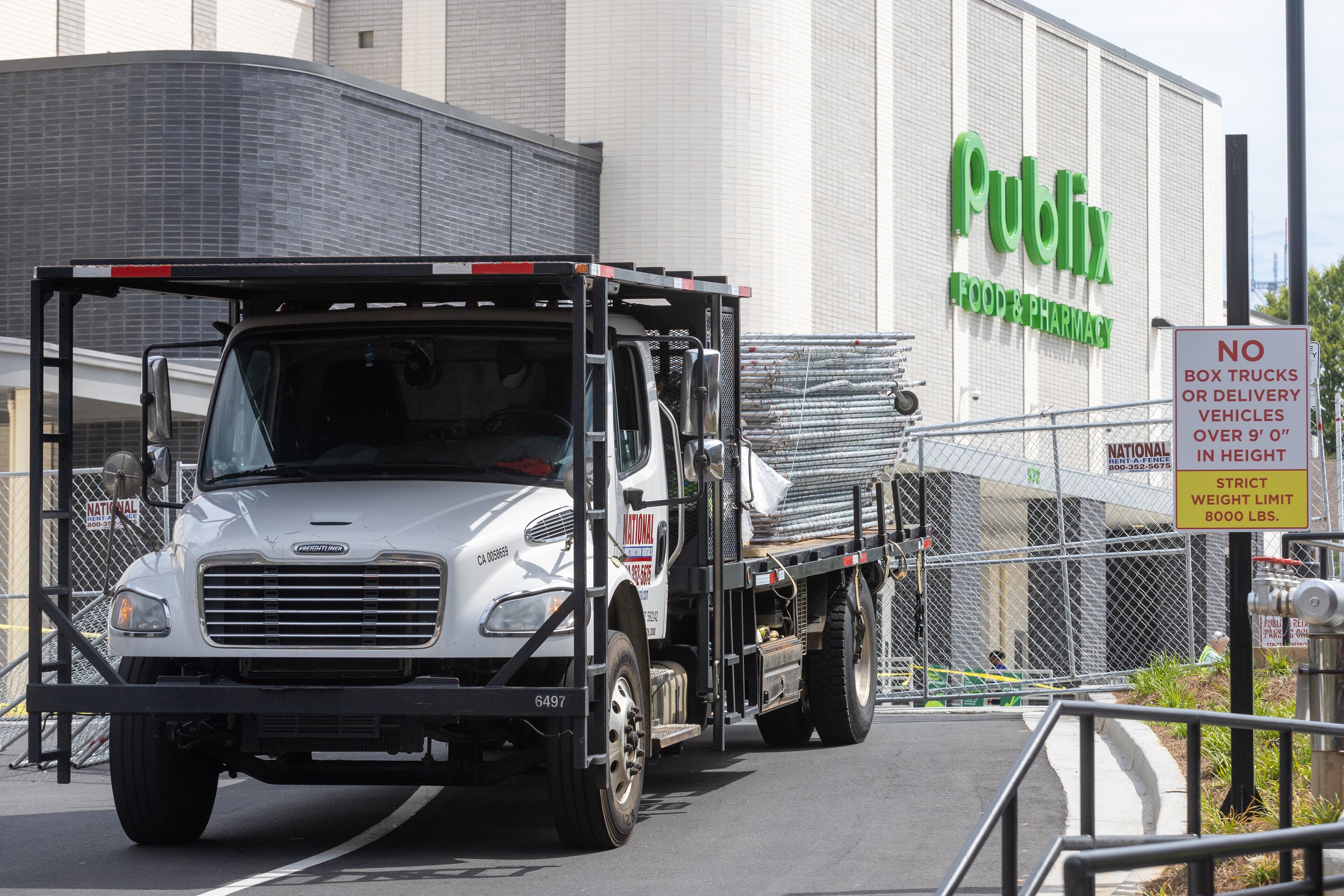 Workers put up fences around the parking deck that collapsed at the Summerhill Publix on Saturday, Sep. 2, 2023, (Steve Schaefer/steve.schaefer@ajc.com)