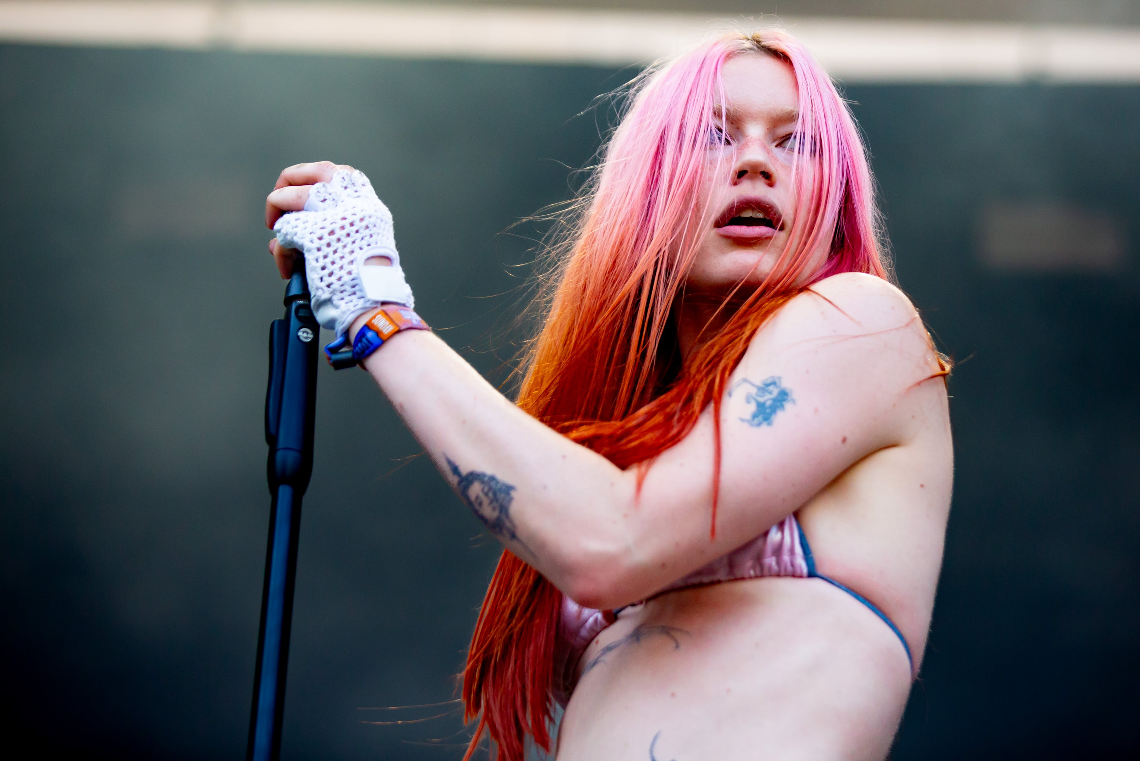 Atlanta, Ga. — British indie rockers Wet Leg drew a huge crowd on Sunday evening, Sept. 21, 2025, at Piedmont Park. Lead singer Rhian Teasdale showed why she’s become a standout star over the past year. (RYAN FLEISHER FOR THE ATLANTA JOURNAL-CONSTITUTION)