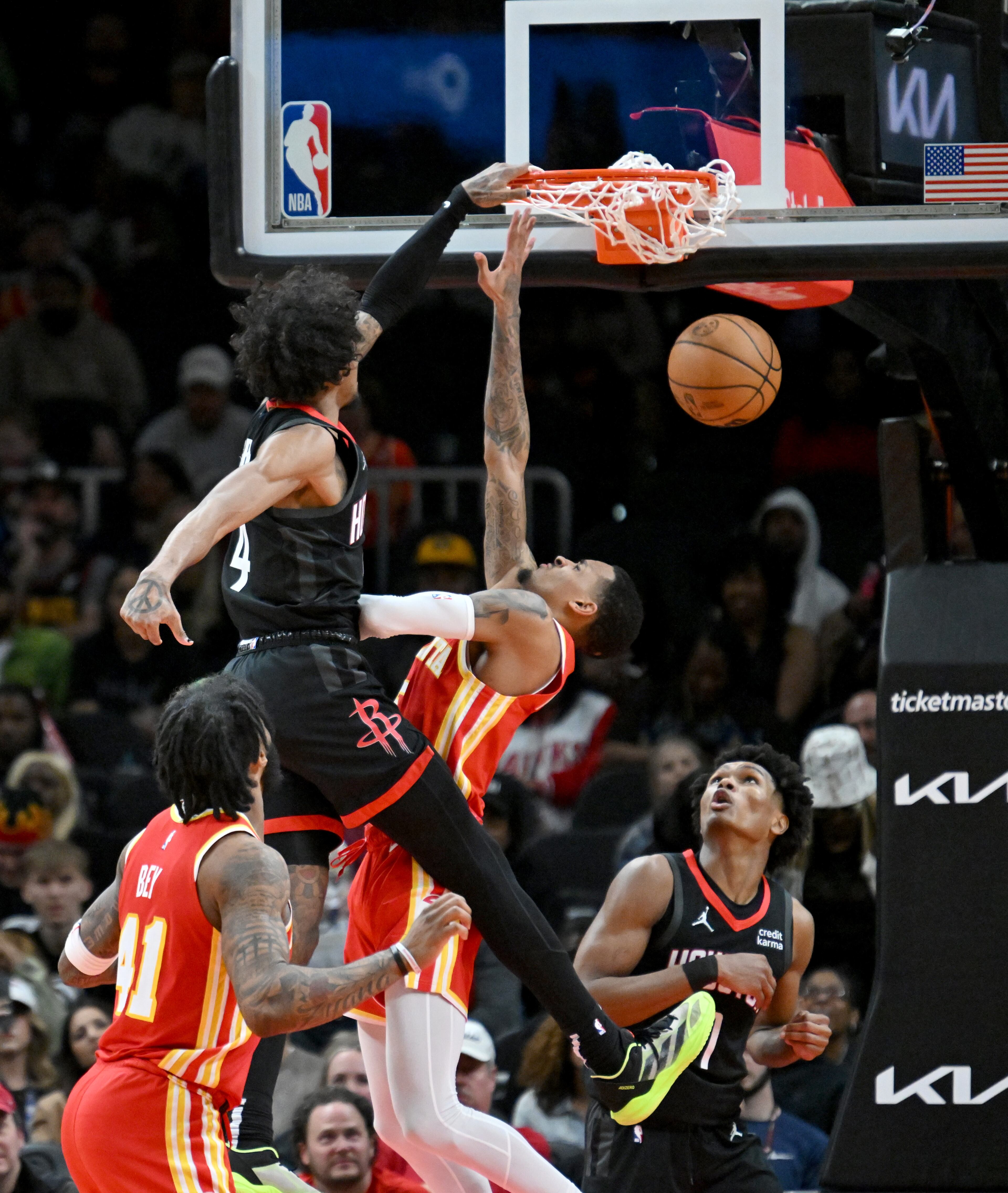 Houston Rockets guard Jalen Green (4) dunks the ball against Atlanta Hawks guard Dejounte Murray (5) during the fourth quarter. (Hyosub Shin / Hyosub.Shin@ajc.com)