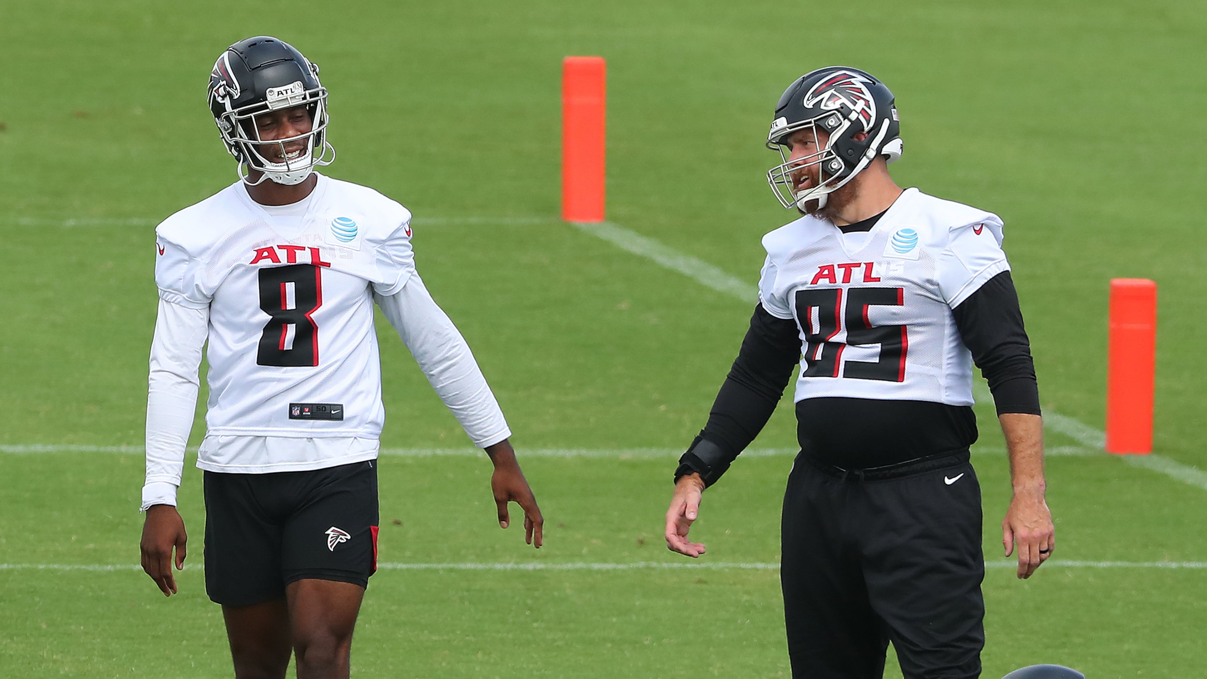 061021 Flowery Branch: Atlanta Falcons tight ends Kyle Pitts (left) and Lee Smith share a laugh during team practice at mini-camp on Wednesday, Jun 10, 2021, in Flowery Branch. “Curtis Compton / Curtis.Compton@ajc.com”