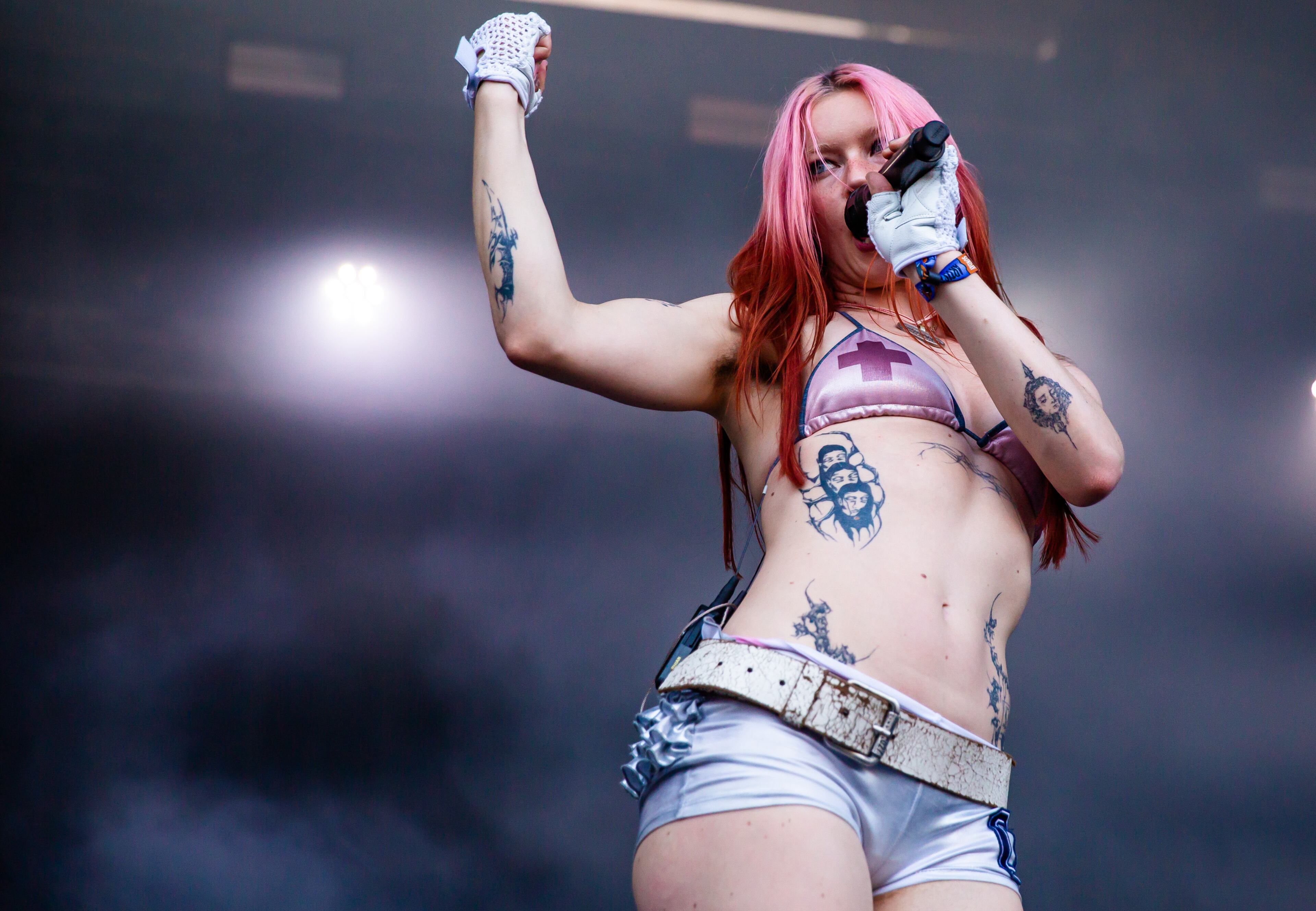 Atlanta, Ga. — British indie rockers Wet Leg drew a huge crowd on Sunday evening, Sept. 21, 2025, at Piedmont Park. Lead singer Rhian Teasdale showed why she’s become a standout star over the past year. (RYAN FLEISHER FOR THE ATLANTA JOURNAL-CONSTITUTION)