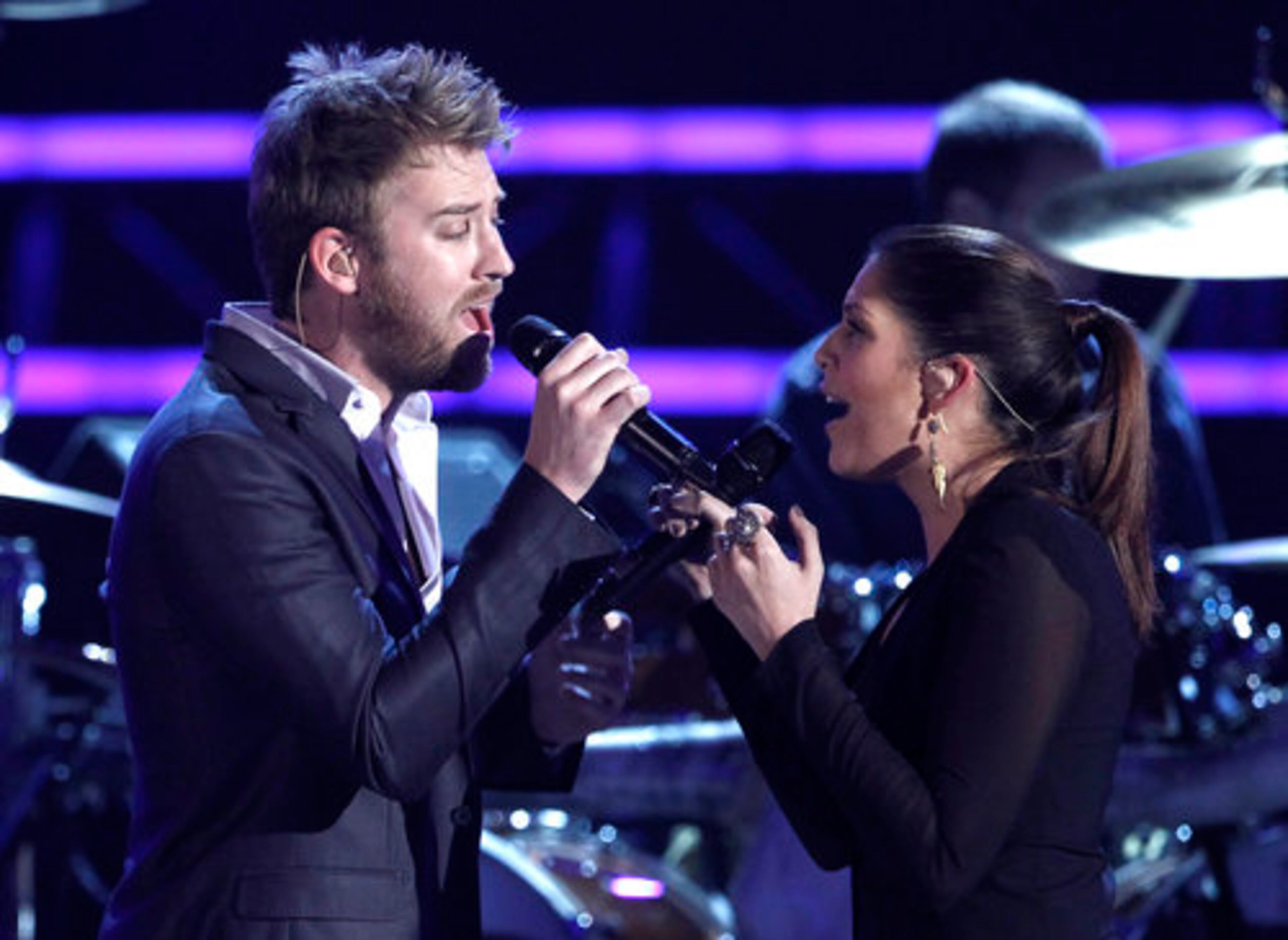 Charles Kelley and Hillary Scott of Lady Antebellum sing together.
