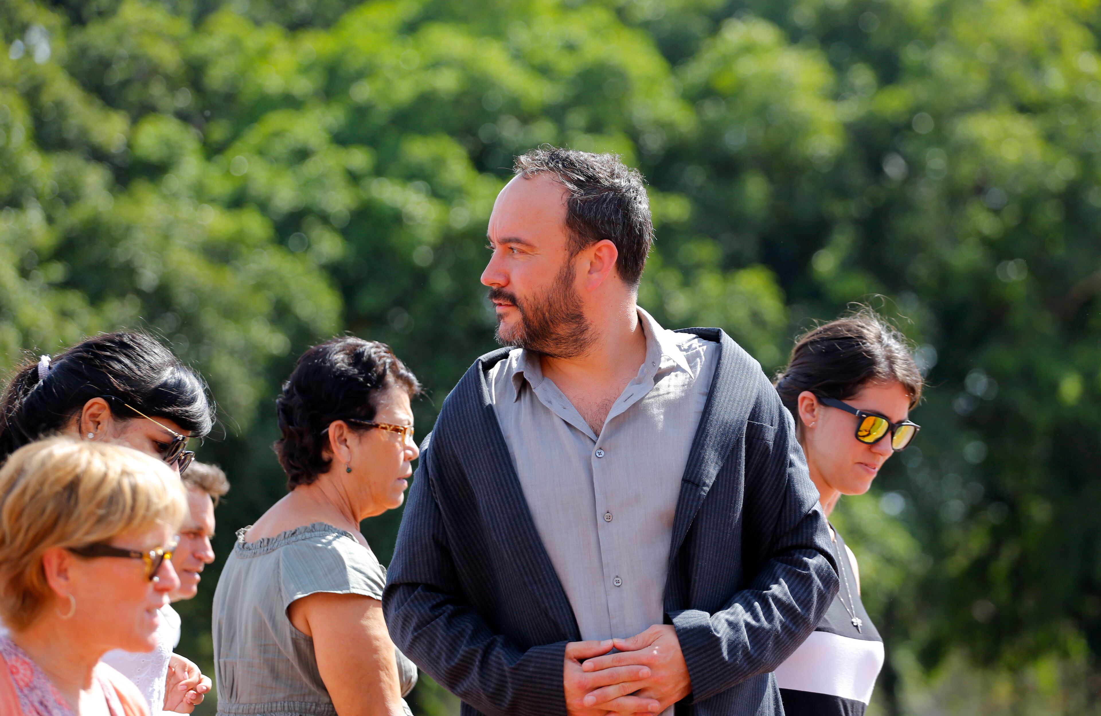 American artist Dave Matthews, center, visits the Arts Institute in Havana, Cuba, Monday, April 18, 2016. The U.S. President's Committee on Arts and the Humanities, including musicians Smokey Robinson, Usher and Dave Matthews, started a four-day visit in Cuba. (AP Photo/Desmond Boylan)