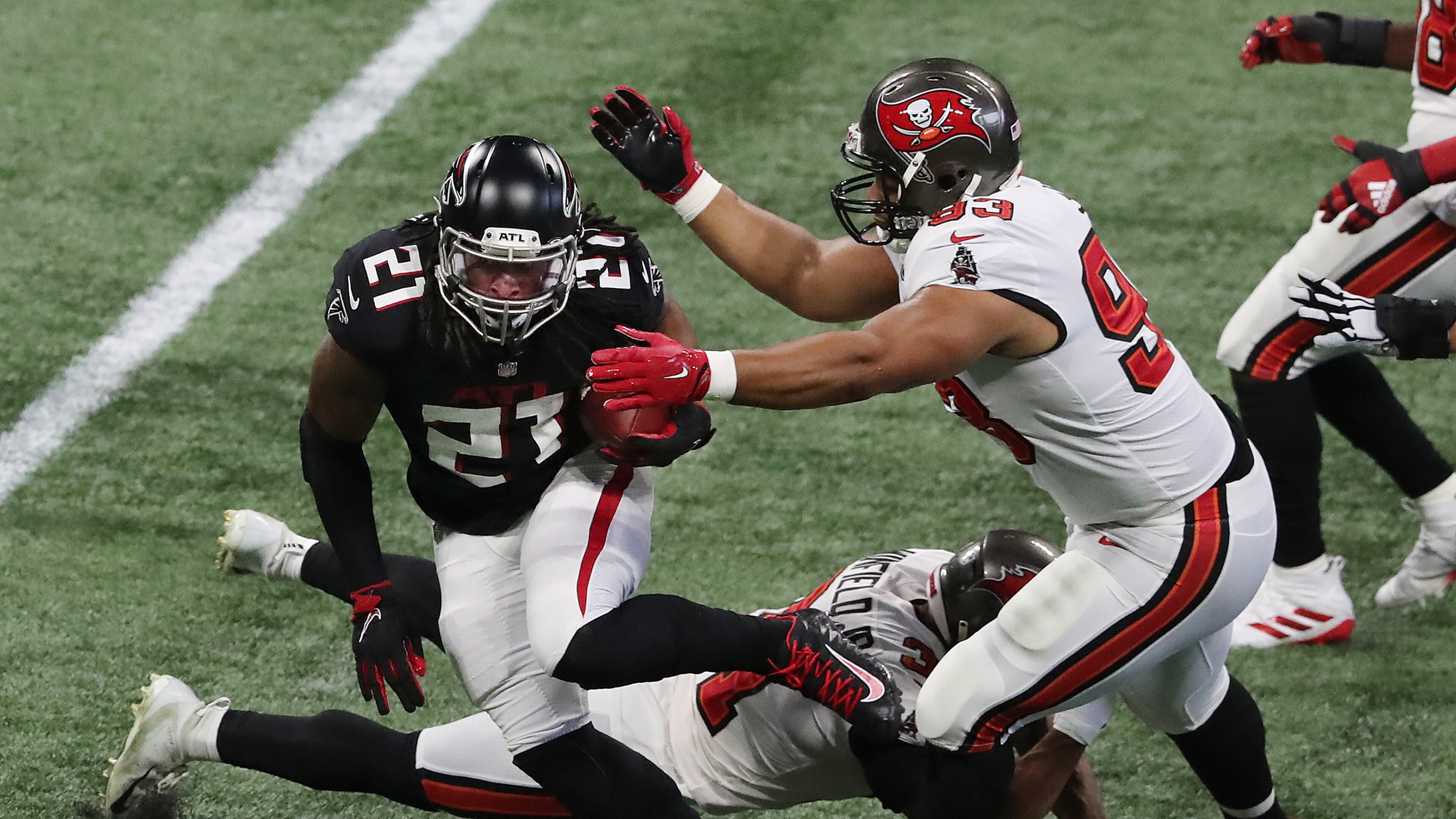 122020 Atlanta: Atlanta Falcons running back Todd Gurley catches a pass for a first down on the opening drive against the Tampa Bay Buccaneers during the 1st quarter in a NFL football game on Sunday, Dec. 20, 2020, in Atlanta. “Curtis Compton / Curtis.Compton@ajc.com”