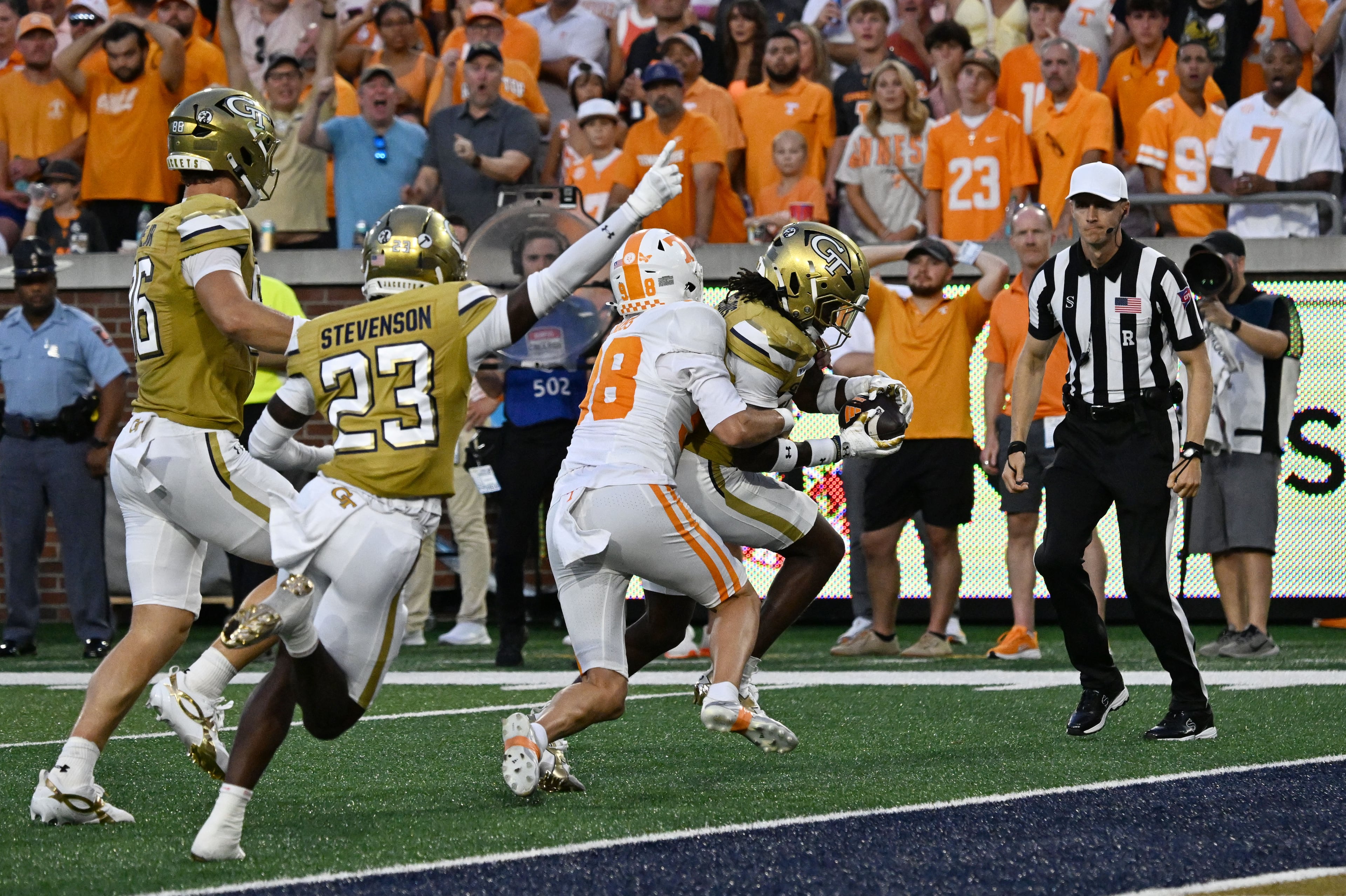 Georgia Tech defensive back Elgin Sessions (28) returns a blocked punt for a touchdown past Tennessee punter Jackson Ross (98) during the first half of an NCAA college football game at Bobby Dodd Stadium on Saturday, Sept. 12, 2026, in Atlanta.(Hyosub Shin/AJC)