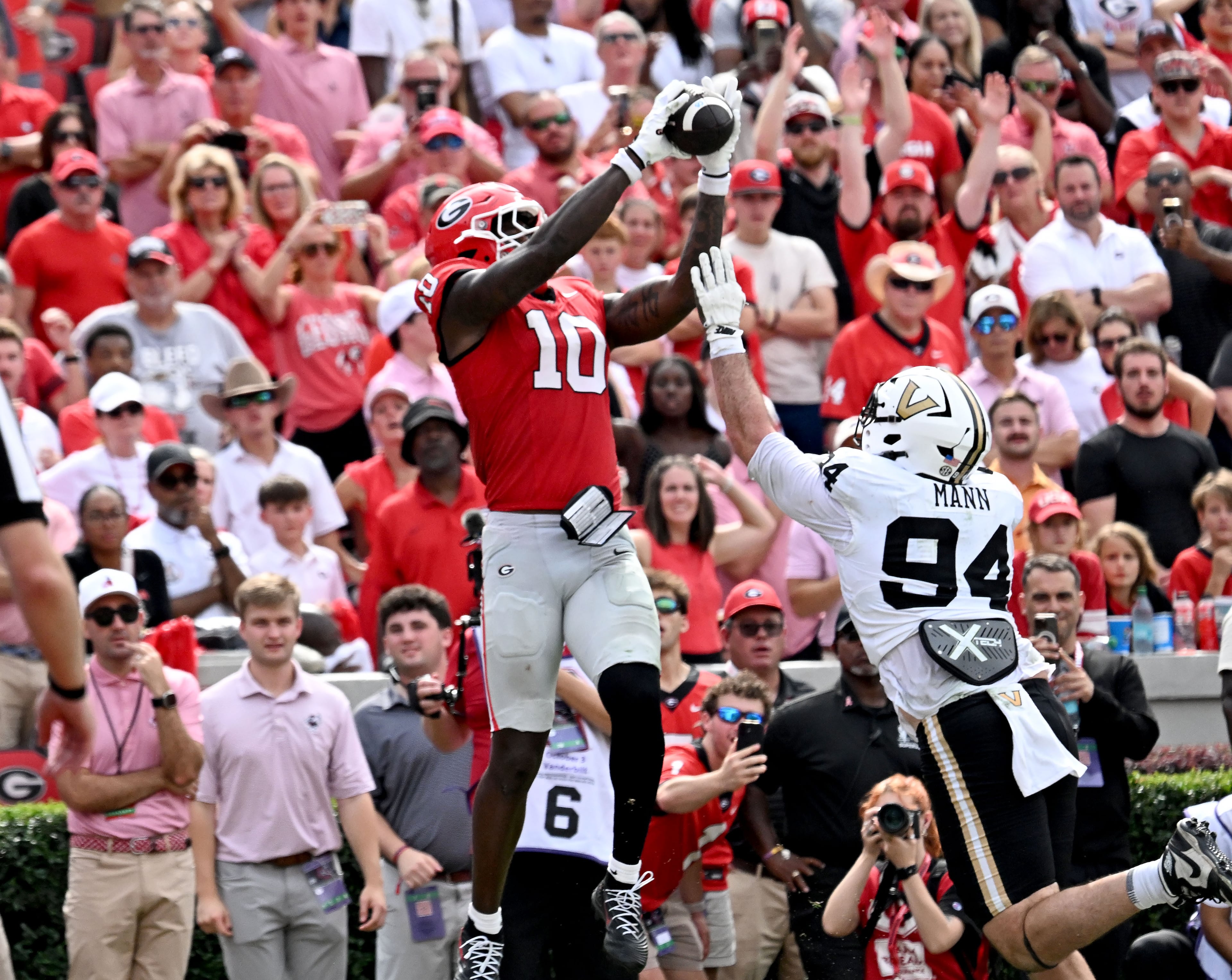 Georgia tight end Elyiss Williams (10) makes a touchdown pass over Vanderbilt defensive lineman Bradley Mann (94) during the second half of an NCAA football game against Vanderbilt at Sanford Stadium on Saturday, Oct. 3, 2026, in Athens. Georgia won 38-14 over Vanderbilt. (Hyosub Shin/AJC)