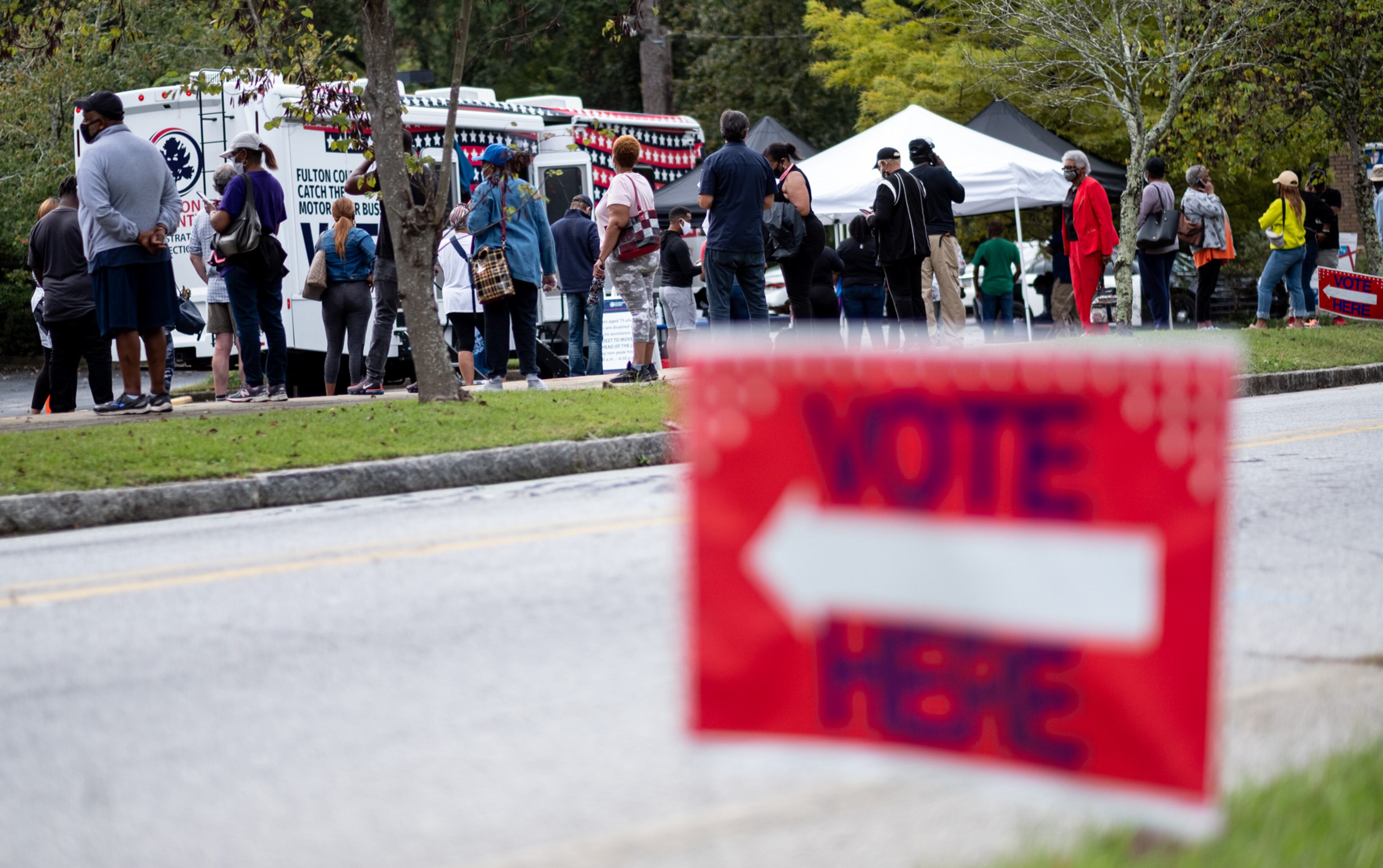 201012-Atlanta-Voters line up for early voting at a Fulton County mobile voting station Monday morning October 12, 2020 at St. Paul’s Episcopal Church in Southwest Atlanta. Monday was the first day of early voting, and the first time the county’s new mobile voting stations were used. . Ben Gray for the Atlanta Journal-Constitution